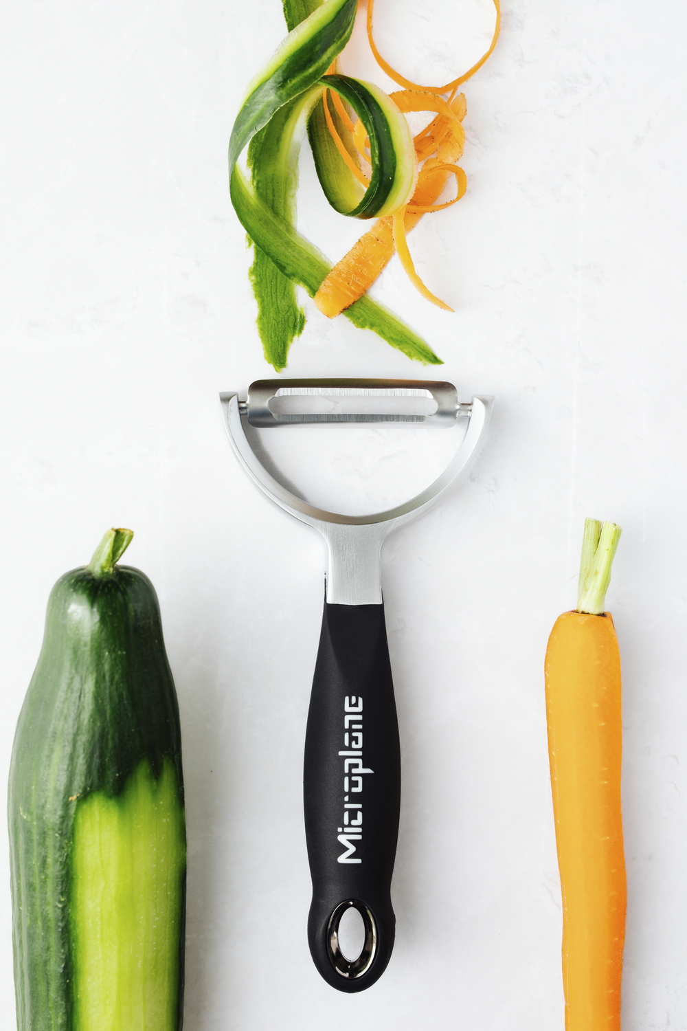 Microplane Microplane International GmbH & Co. KG Professional Y-peeler Straight Profi Y-Schäler Straight Professional Y-peeler Straight; 16.4x7.5x2.5 cm (LxWxH); black Profi Y-Schäler Straight; 16.4x7.5x2.5 cm (LxBxH); schwarz Professional peeler, pleasant Y-shaped design. Optimum handling. Ergonomic, non-slip soft-touch handle, razor-sharp stainless steel double blade for easy and even peeling. Ideal for a variety of fruit & vegetables such as carrots, cucumbers, zucchinis, potatoes, parsnips etc. Profi -Schäler, angenehmes Y-förmiges Design. Optimale Handhabung. Ergonomischer, rutschfester Soft-Touch Griff, Rasiermesserscharfe Edelstahl-Doppelklinge für einfaches und gleichmäßiges Schälen. Ideal für eine Vielzahl von Obst & Gemüse wie Karotten, Gurken, Zucchini, Kartoffeln, Pastinaken usw.
