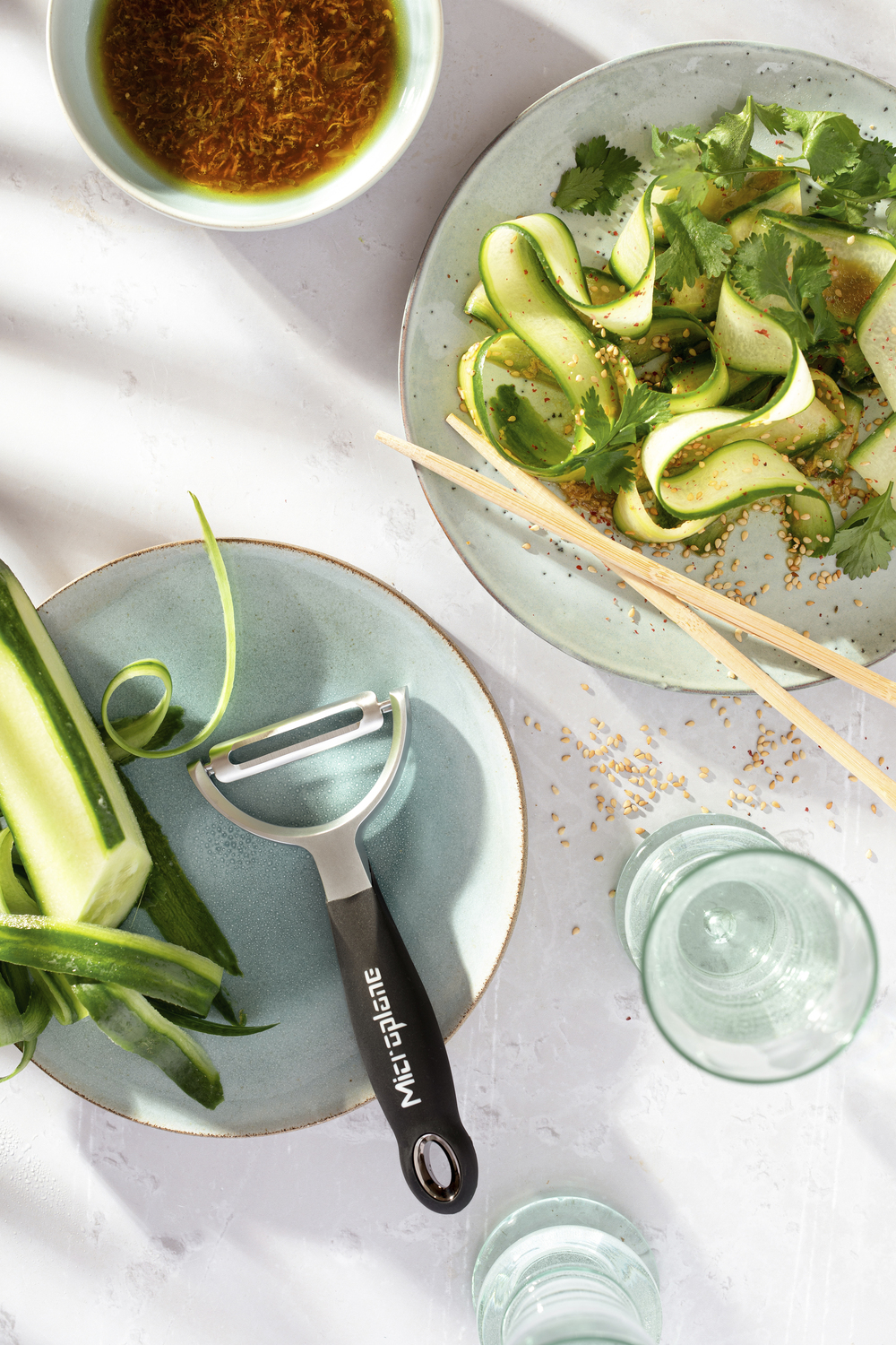 Microplane Professional Y Peeler, Straight Stainless Steel Double Blade, Ergonomic Non-Slip Soft-Touch Handle, Y-Shaped Vegetable Peeler, 16.4 x 7.5 x 2.5 cm