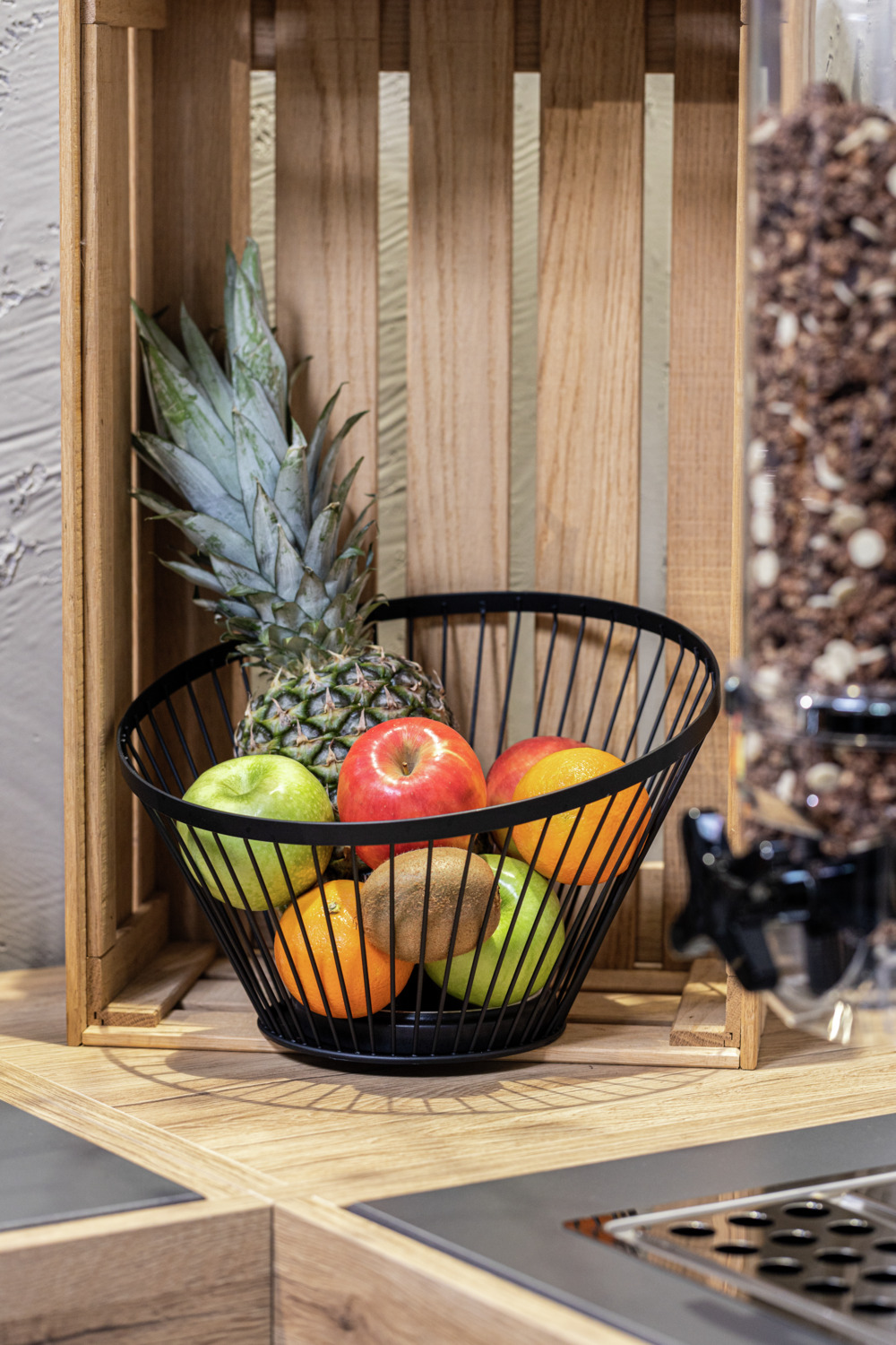 VEGA Alpena Fruit and Bread Basket, Powder-Coated Steel, Black, 28x26 cm, Stackable and Robust Table Accessory