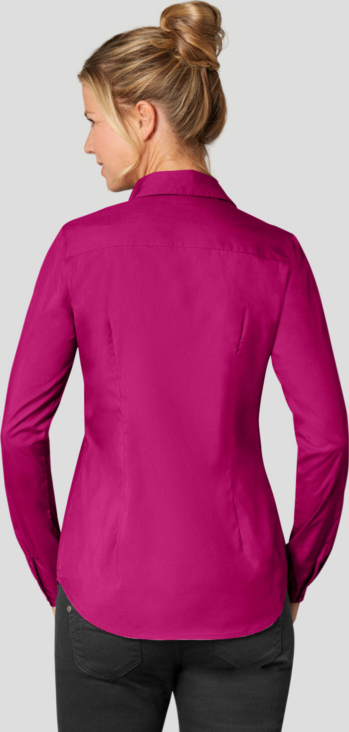 JOBELINE LUSINI Solutions GmbH Women's blouse Mik long sleeve Damenbluse Mik Langarm Women's blouse Mik long sleeve; Size 46; blackberry Damenbluse Mik Langarm; Kleidergröße 46; brombeer Slightly waisted women's blouse with long roll-up sleeves and chest pocket. Modern cut, available in many colors. Easy iron. 65 % cotton, 35 % polyester. 40 °C wash. Back length: 66 cm at size 36. Leicht taillierte Damenbluse mit langen Roll-up-Ärmeln und Brusttasche. Moderner Schnitt, in zahlreichen Farben erhältlich. Bügelleicht. 65 % Baumwolle, 35 % Polyester. 40°-Wäsche. Rückenlänge: 68 cm bei Gr. 36.