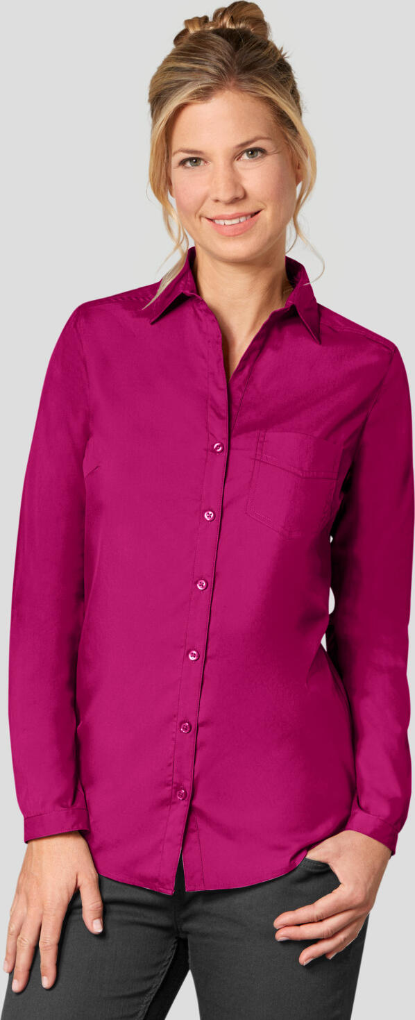 JOBELINE LUSINI Solutions GmbH Women's blouse Mik long sleeve Damenbluse Mik Langarm Women's blouse Mik long sleeve; Size 46; blackberry Damenbluse Mik Langarm; Kleidergröße 46; brombeer Slightly waisted women's blouse with long roll-up sleeves and chest pocket. Modern cut, available in many colors. Easy iron. 65 % cotton, 35 % polyester. 40 °C wash. Back length: 66 cm at size 36. Leicht taillierte Damenbluse mit langen Roll-up-Ärmeln und Brusttasche. Moderner Schnitt, in zahlreichen Farben erhältlich. Bügelleicht. 65 % Baumwolle, 35 % Polyester. 40°-Wäsche. Rückenlänge: 68 cm bei Gr. 36.