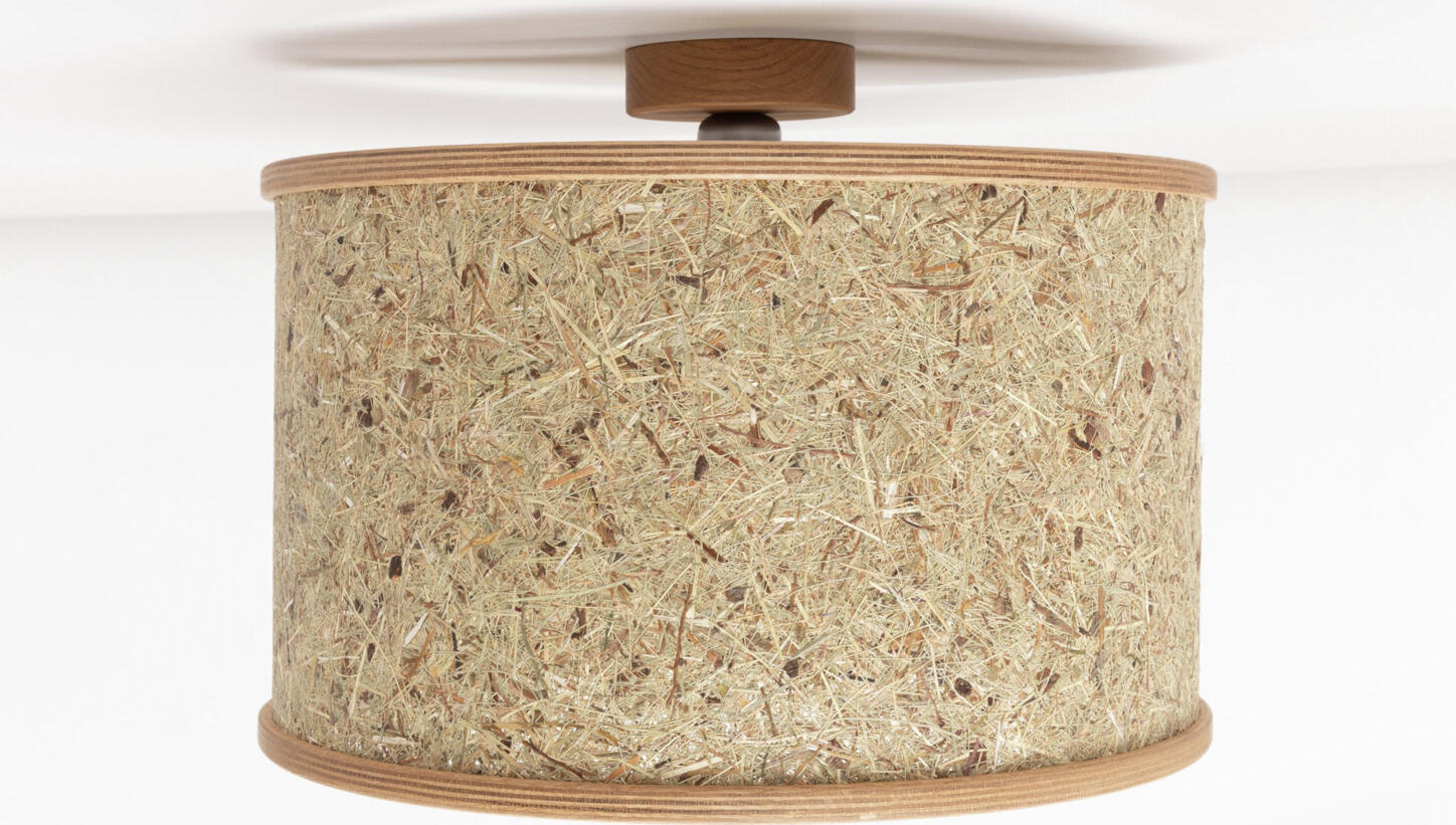Almut von Wildheim Planlicht gmbH & Co. Kg Ceiling lamp Pures Heu 2610 Deckenleuchte Pures Heu 2610 Ceiling lamp Pures Heu 2610; 33x45 cm (HxØ); oak Deckenleuchte Pures Heu 2610; 33x45 cm (HxØ); eiche The ceiling lamp is made of oak and pure alpine hay from Tyrol. The lamp has an alpine esthetic with natural charm thanks to its distinct shapes and precise workmanship. In a special production process in Austria, the materials are manufactured with great craftmanship. The canopy is made of oak and has a diameter of 11 cm and a height of 3 cm. Simple assembly, includes mounting accessories, illuminant not included. Die Deckenleuchte besteht aus Eichenholz und purem Almheu aus Tirol. Die Leuchte präsentiert sich in alpiner Ästhetik mit natürlichem Charme durch klare Formen und präzise Verarbeitung. In einem speziellen Produktionsprozess in Österreich werden die Materialien mit viel Handarbeit gefertigt. Der Baldachin ist aus Eichenholz und hat einen Durchmesser von 11 cm und eine Höhe von 3 cm. Einfache Monatge, inkl. Befestigungsmaterial, ohne Leuchtmittel.