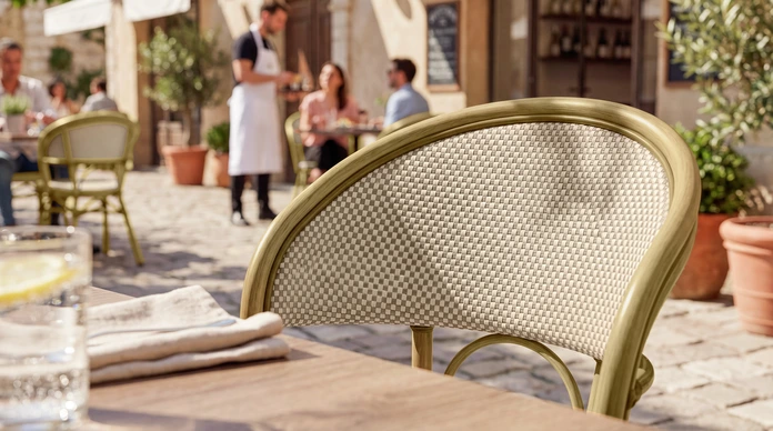 Scaune Bistro Stivuibile Exterior PULSIVA Solena cu Cotiere, Cadru Aluminiu Vopsit, Plastic Impletit, Bej/Maro, Set de 2 piese
