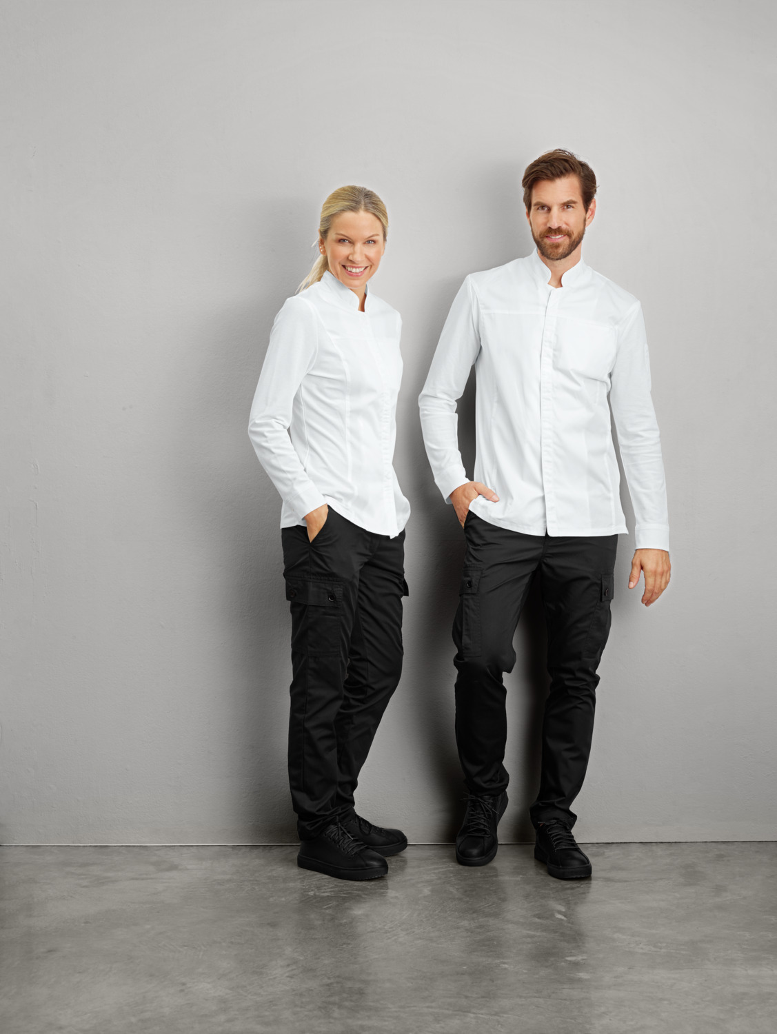 JOBELINE LUSINI Solutions GmbH Women's chef's jacket Phoenix long-sleeved Damen Kochjacke Phoenix Langarm Women's chef's jacket Phoenix long-sleeved; Size 36; white Damen Kochjacke Phoenix Langarm; Kleidergröße 36; weiß 65 % polyester, 35 % cotton. 150 g/m². 60 °C wash. Elegant women's chef jacket made of extra lightweight, breathable fabric. With a small wing collar, inner breast pocket, concealed button tape and a 2-part upper arm pocket. With a practical bib apron loop in the neck. The side panels and entire sleeves are made of an elastic piqué material, which is extremely breathable and ensures a very comfortable fit. The sleeves feature fully elastic, classic shirt cuffs with button and sleeve vent. Slightly tailored cut. Back length: 68 cm for size 36. 65 % Polyester, 35 % Baumwolle. 150 g/m². 60°-Wäsche Elegante Damenkochjacke aus einem extraleichten und atmungsaktiven Gewebe. Mit kleinem Stehkragen, innenliegender Brusttasche, verdeckter Druckknopfleiste, sowie einer zweigeteilten Oberarmtasche. Mit einer praktischen Latzschürzenschlaufe im Nacken. Die Seitenteile sowie die gesamten Ärmel bestehen aus einem atmungsaktiven und elastischen Piqué Material, das für eine äußerst bequeme Passform und Atmungsaktivität sorgt. Den Ärmelabschluss bildet eine ebenfalls vollelastische, klassische Hemdenmanschette mit Druckknopf und Ärmelschlitz. Leicht tailliert geschnitten. Rückenlänge: 68 cm in Gr. 36