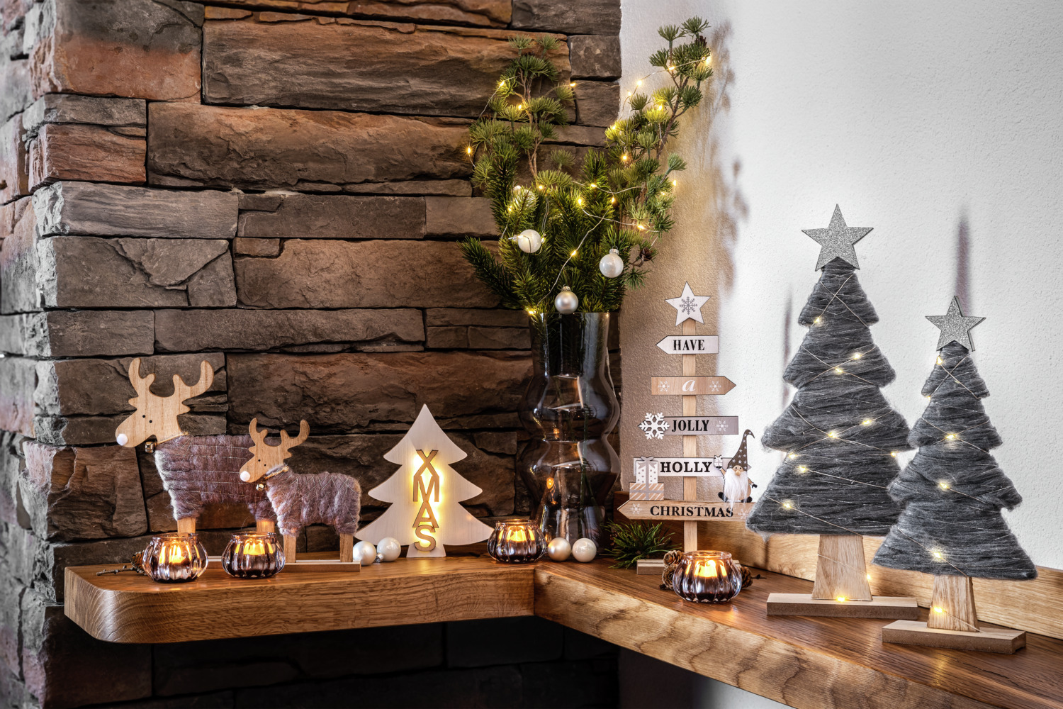 Decoratiune brad de Craciun LED LUSINI Solutions GmbH Dostana, Lemn, Alb si Natural, Iluminare LED indirecta scrisul XMAS, 17.5 x 1.5 x 19 cm