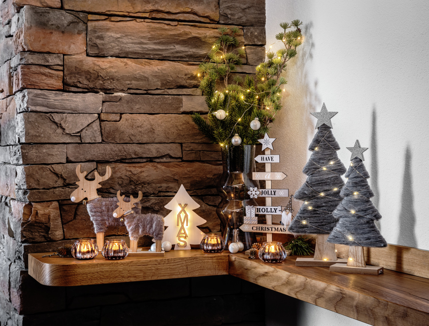Decoratiune brad de Craciun LED LUSINI Solutions GmbH Dostana, Lemn, Alb si Natural, Iluminare LED indirecta scrisul XMAS, 17.5 x 1.5 x 19 cm