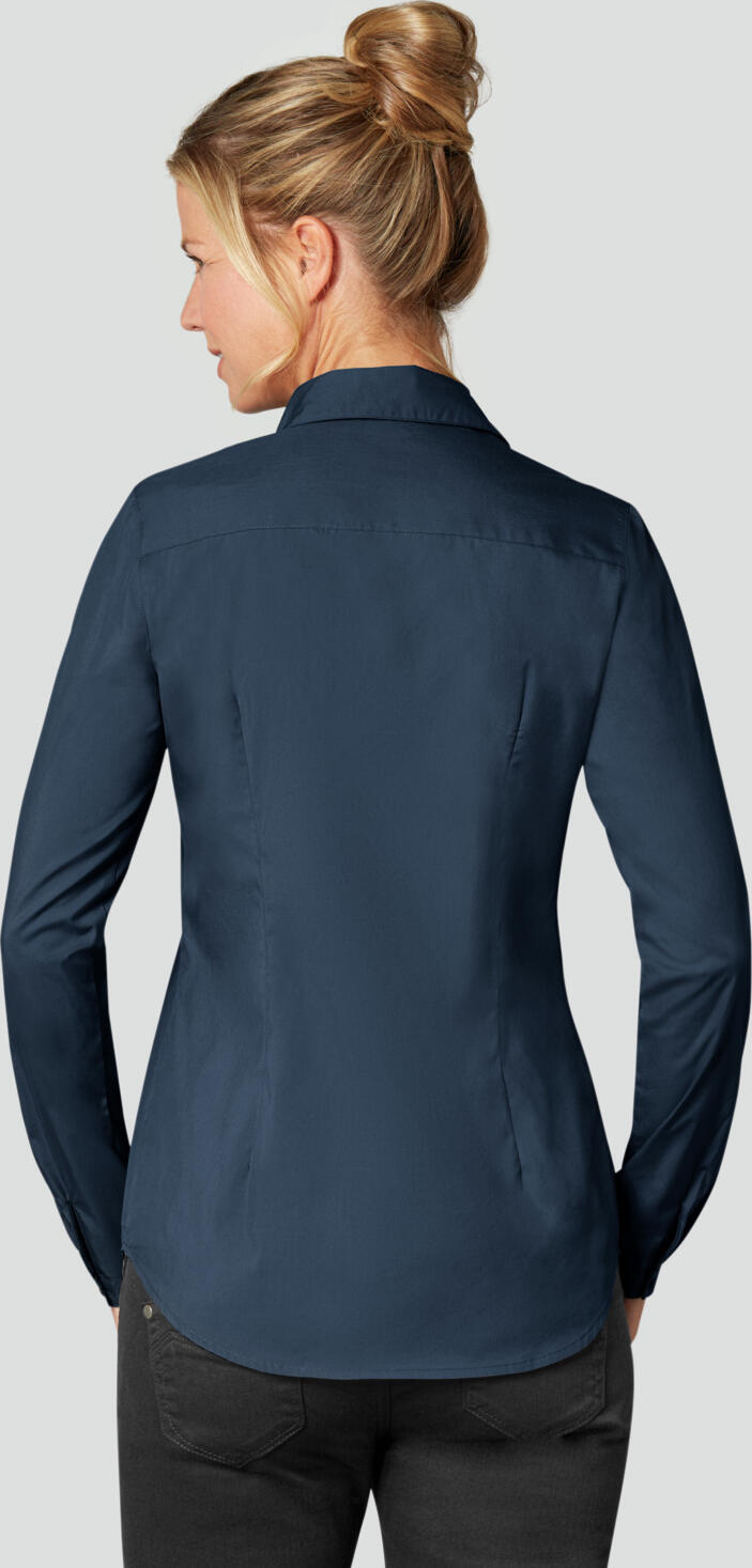 JOBELINE LUSINI Solutions GmbH Women's blouse Mik long sleeve Damenbluse Mik Langarm Women's blouse Mik long sleeve; Size 44; navy Damenbluse Mik Langarm; Kleidergröße 44; navy Slightly waisted women's blouse with long roll-up sleeves and chest pocket. Modern cut, available in many colors. Easy iron. 65 % cotton, 35 % polyester. 40 °C wash. Back length: 66 cm at size 36. Leicht taillierte Damenbluse mit langen Roll-up-Ärmeln und Brusttasche. Moderner Schnitt, in zahlreichen Farben erhältlich. Bügelleicht. 65 % Baumwolle, 35 % Polyester. 40°-Wäsche. Rückenlänge: 68 cm bei Gr. 36.