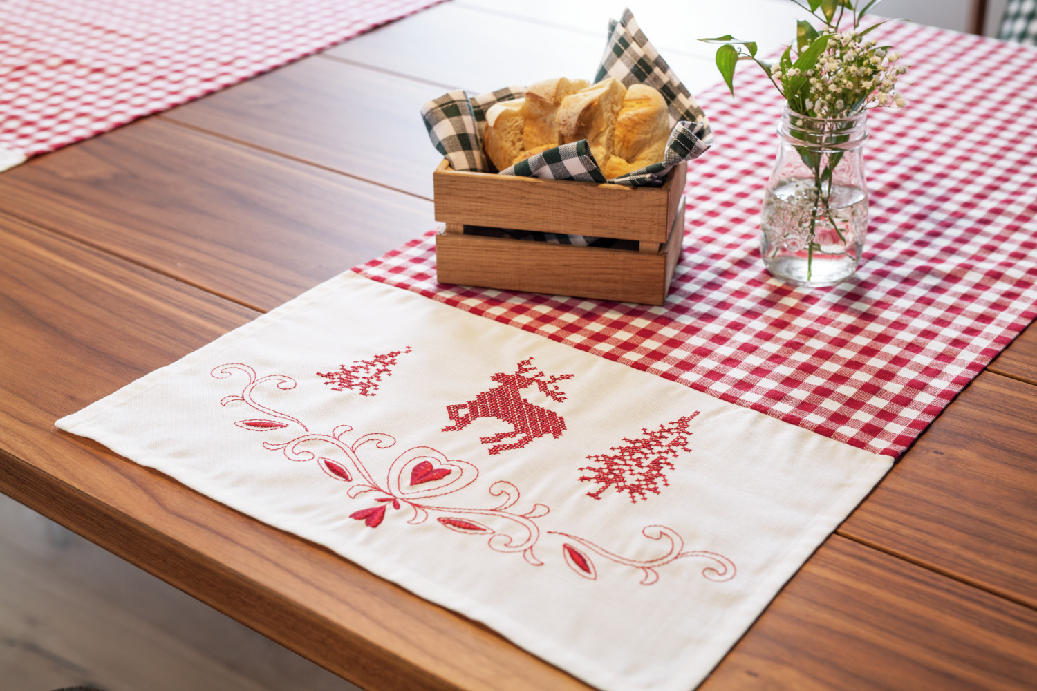 LUSINI Solutions GmbH Chatelete Deer Table Runner, 40x130 cm, 100% Polyester, Red/White Plaid with Embroidered Stag, OEKO-TEX Standard 100