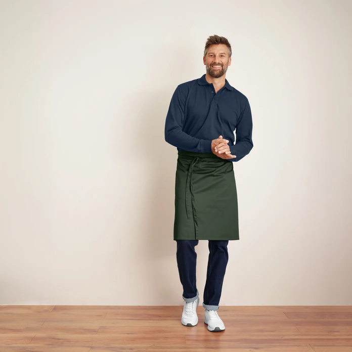 JOBELINE LUSINI Solutions GmbH Apron Botero 60x100cm (LxW) Schürze Botero 60x100cm (LxB) Apron Botero 60x100cm (LxW); 60x100 cm (LxW); dark olive Schürze Botero 60x100cm (LxB); 60x100 cm (LxB); dunkeloliv 65 % polyester, 35 % cotton. 200 g/m². 60 °C wash. Classic apron made of high quality and durable blended fabric, with fixed fabric bands made of apron fabric. Particularly durable, easy-care and easy-iron. 65 % Polyester, 35 % Baumwolle. 200 g/m². 60°-Wäsche. Klassische Schürze aus hochwertigem und robustem Mischgewebe, mit festen Stoffbändern aus Schürzenstoff. Besonders strapazierfähig, pflege- und bügelleicht.