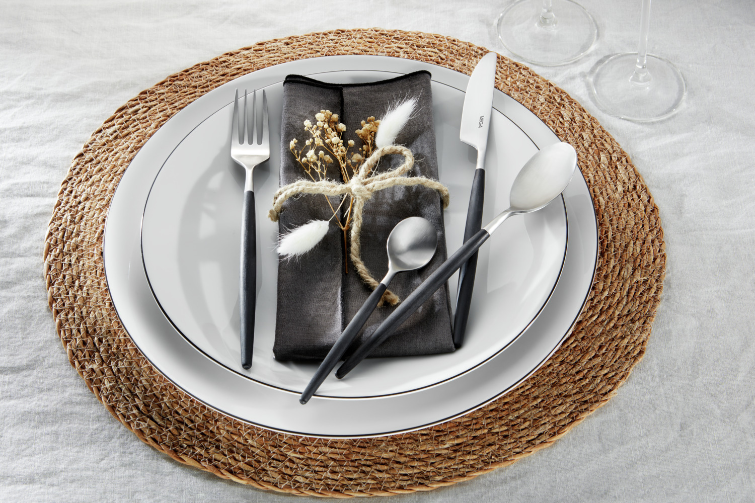Set de 12 piese Cutite de Masa VEGA Turin, 24.5 cm Lama din Otel Inoxid 13/0 Crom, Maner Sintetic POM Negru, Design Modern Slim, Safe la Masina de Spalat