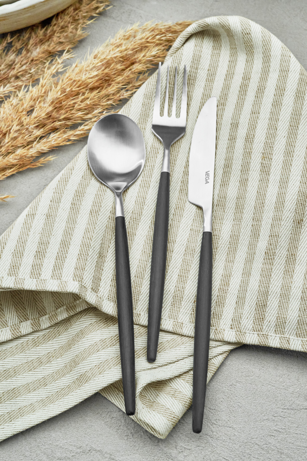 Set de 12 piese Cutite de Masa VEGA Turin, 24.5 cm Lama din Otel Inoxid 13/0 Crom, Maner Sintetic POM Negru, Design Modern Slim, Safe la Masina de Spalat