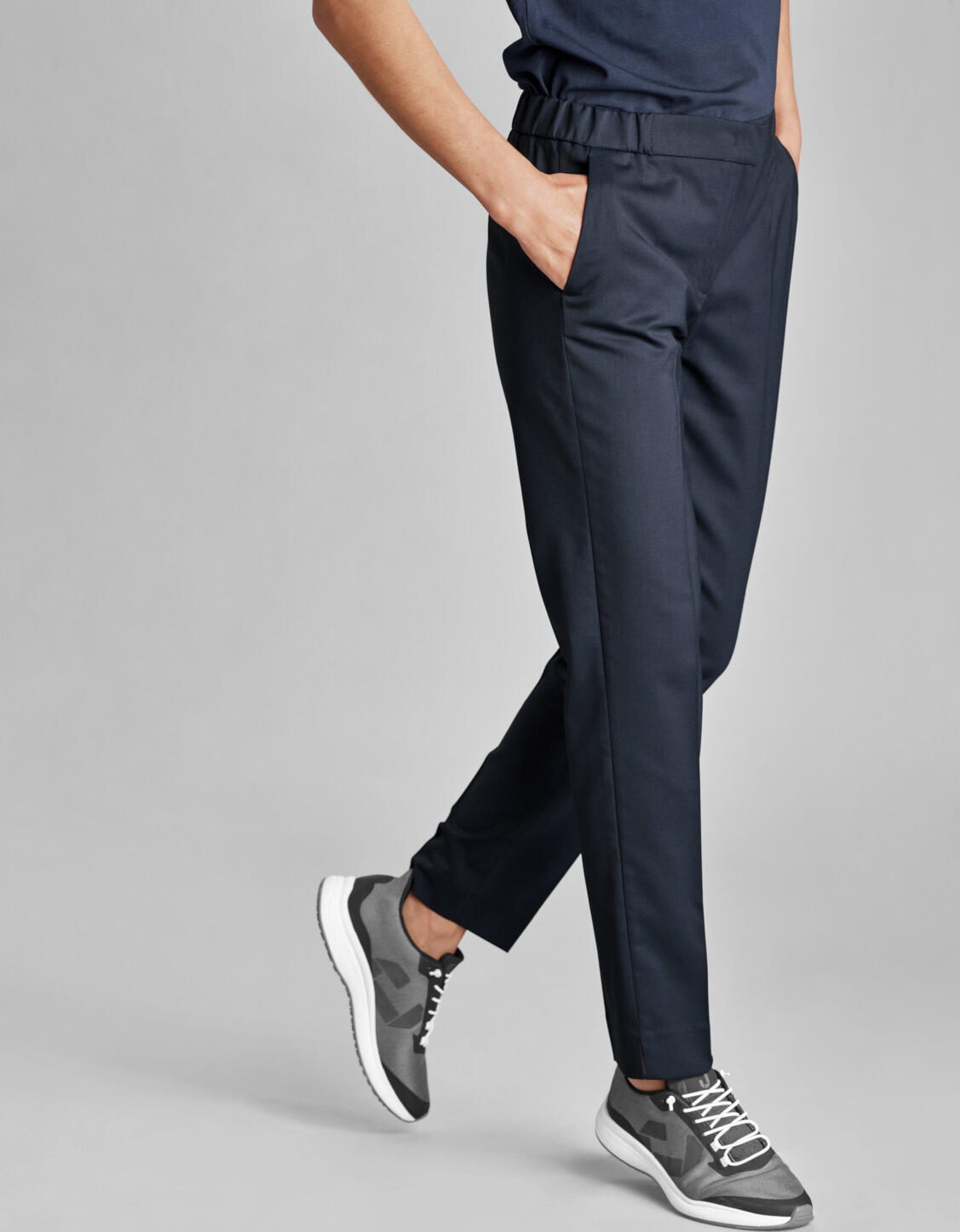 Pantaloni Serviciu Jobeline Tommy pentru femei, Model Jogger pentru Hotel, Croiala Regular cu Picior Ingust si Slit, Material Rezistent la Cute, Navy
