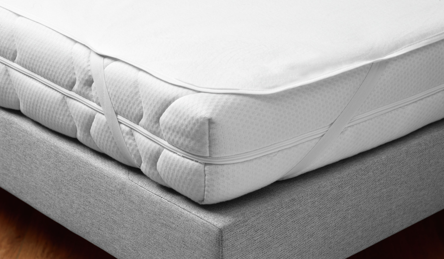 ERWIN M. LUSINI Solutions GmbH Mattress protector Delphine with corner straps Matratzenschoner Delphine Fixspann Mattress protector Delphine with corner straps; 180x200 cm (WxL); white Matratzenschoner Delphine Fixspann; 180x200 cm (BxL); weiß (1) Top side 100% cotton (molleton). (2) Underside 100 % polyurethane. 190 g/m². (1) Breathable. Absorbs moisture during sleep. (2) Natural barrier against mites, thus reducing the risk of allergies. Impermeable to moisture. (1) Oberseite 100 % Baumwolle (Molton). (2) Unterseite 100 % Polyurethan. 190 g/m². (1) Atmungsaktiv. Nimmt Feuchtigkeit während des Schlafes auf. (2) Natürliche Barriere gegen Milben, reduziert so das Risiko von Allergien. Feuchtigkeitsundurchlässig.