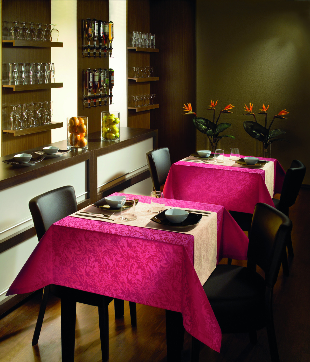 Fața de masă pătrată PULSIVA Marmor, 80x80 cm, 100% Poliester, Model Marmură cu Luciu de Mătase, Burgundy, OEKO-TEX Standard 100, Durabilă și Rezistentă