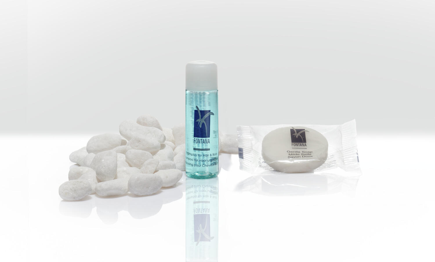 V-Touch LUSINI Solutions GmbH Sample set hotel cosmetics Fontana neo, 2-piece Mustergarnitur Hotelkosmetik Fontana neo, 2-teilig Sample set hotel cosmetics Fontana neo, 2-piece; multicolored Mustergarnitur Hotelkosmetik Fontana neo, 2-teilig; mehrfarbig Use our sample service and order the two-piece sample set for the Fontana skincare range. Dermatologically tested. The sample set contains one sample each of shower gel/shampoo and soap. Possible order quantity 1x two-piece sample set from the Fontana skincare range. Sample articles are priced with a nominal fee, if you are not satisfied we will of course refund the nominal fee. Please contact our customer service for this. Bottle is made from 100% recycled material with screw cap Nutzen Sie unseren Musterservice und bestellen Sie die zweiteilige Mustergarnitur zur Pflege-Serie Fontana. Dermatologisch getestet. Die Mustergarnitur enthält je eine Probe von Duschgel/ Shampoo, Seife. Mögliche Bestellmenge 1x zweiteilige Mustergarnitur der Pflege-Serie Fontana. Musterartikel sind mit einer Schutzgebühr bepreist, bei Nicht-Gefallen erstatten wir Ihnen die Schutzgebühr natürlich zurück. Bitte nehmen Sie hierzu Kontakt zu unserem Kundenservice auf. Fläschchen ist aus 100 % recyceltem Material mit Schraubverschluss