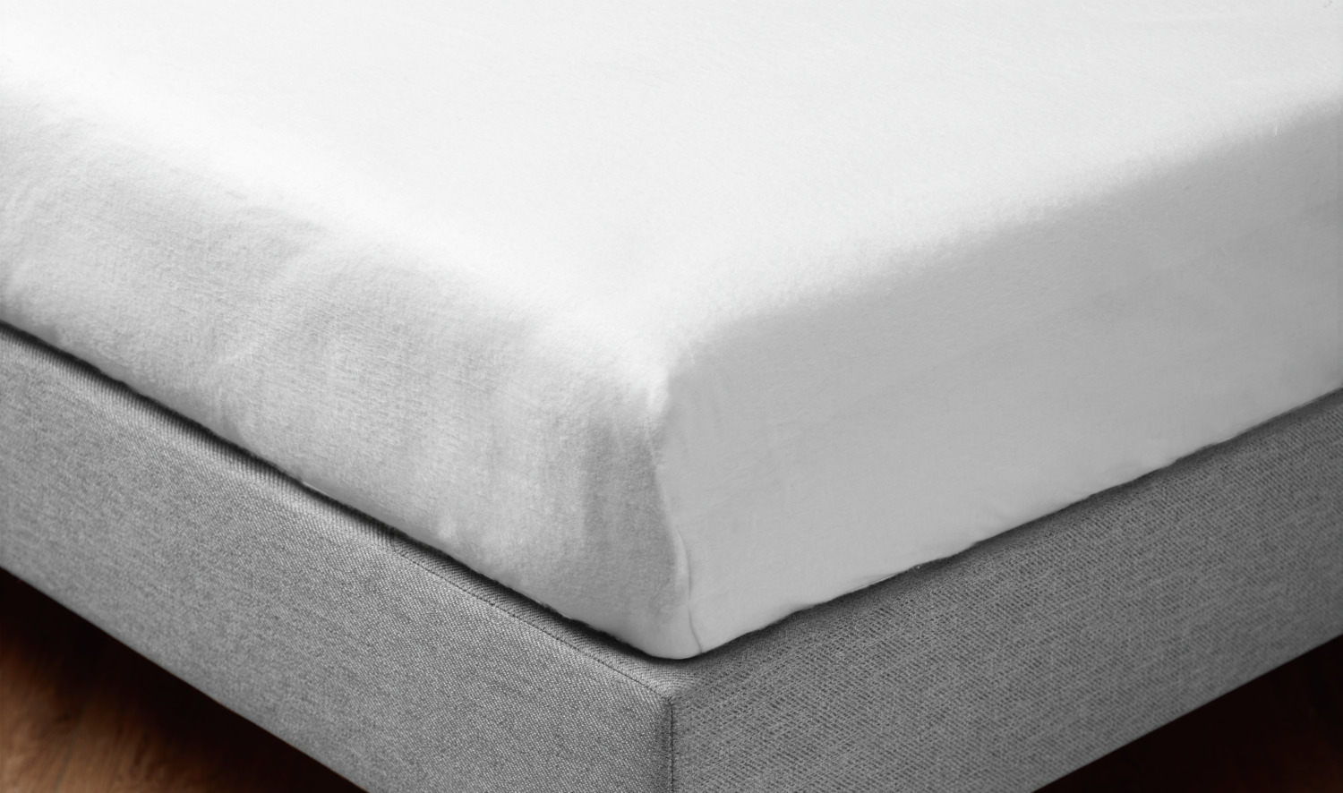 ERWIN M. LUSINI Solutions GmbH Mattress protector Delphine fitted sheet Matratzenschoner Delphine Spannbezug Mattress protector Delphine fitted sheet; 180x200 cm (WxL); white Matratzenschoner Delphine Spannbezug; 180x200 cm (BxL); weiß (1) Top side 100% cotton (molleton). (2) Underside 100% polyurethane. 190 g/m². (1) Breathable. Absorbs moisture during sleep. (2) Natural barrier against mites, thus reduces the risk of allergies. Impervious to moisture. (1) Oberseite 100 % Baumwolle (Molton). (2) Unterseite 100 % Polyurethan.190 g/m². (1) Atmungsaktiv. Nimmt Feuchtigkeit während des Schlafes auf. (2) Natürliche Barriere gegen Milben, reduziert so das Risiko von Allergien. Feuchtigkeitsundurchlässig.