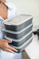 koziol koziol »ideas for friends GmbH Reusable menu box Move Mehrweg-Menübox Move Reusable menu box Move; 1400 ml, 25.5x15.8x6.7 cm (LxWxH); grey; rectangular; 10 piece / pack Mehrweg-Menübox Move; 1400 ml, 25.5x15.8x6.7 cm (LxBxH); grau; rechteckig; 10 Stück / Pack Reusable box with lid made of bio-based plastic and wood fibers. The lid has an integrated slot for labels and seals to prevent leaks. Provides reliable temperature resistance between -20 °C and +100 °C. Stackable in compact form, recyclable, suitable for industrial dishwasher, microwaveable (simply turn lid), BPA-free, melamine-free. Wiederverwendbare Box mit Deckel besteht aus biozirkulären Kunststoff und Holzfasern. Der Deckel hat einen integrierten Schlitz für Etiketten und verschließt auslaufsicher. Die Temperaturbeständigkeit ist zwischen -20 °C und +100 °C zuverlässig gewährleistet. Kompakt stapelbar, recyclebar, Industriespülmaschinengeeignet, mikrowellengeeignet (Deckel einfach umdrehen), BPA frei, melaminfrei.