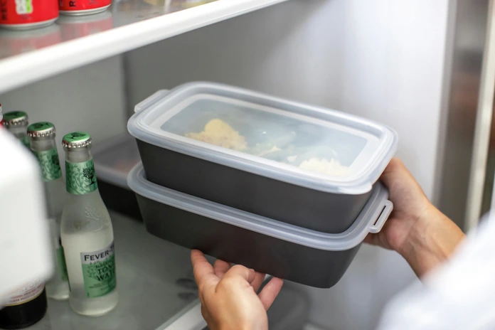 koziol koziol »ideas for friends GmbH Reusable menu box Move Mehrweg-Menübox Move Reusable menu box Move; 1400 ml, 25.5x15.8x6.7 cm (LxWxH); grey; rectangular; 10 piece / pack Mehrweg-Menübox Move; 1400 ml, 25.5x15.8x6.7 cm (LxBxH); grau; rechteckig; 10 Stück / Pack Reusable box with lid made of bio-based plastic and wood fibers. The lid has an integrated slot for labels and seals to prevent leaks. Provides reliable temperature resistance between -20 °C and +100 °C. Stackable in compact form, recyclable, suitable for industrial dishwasher, microwaveable (simply turn lid), BPA-free, melamine-free. Wiederverwendbare Box mit Deckel besteht aus biozirkulären Kunststoff und Holzfasern. Der Deckel hat einen integrierten Schlitz für Etiketten und verschließt auslaufsicher. Die Temperaturbeständigkeit ist zwischen -20 °C und +100 °C zuverlässig gewährleistet. Kompakt stapelbar, recyclebar, Industriespülmaschinengeeignet, mikrowellengeeignet (Deckel einfach umdrehen), BPA frei, melaminfrei.