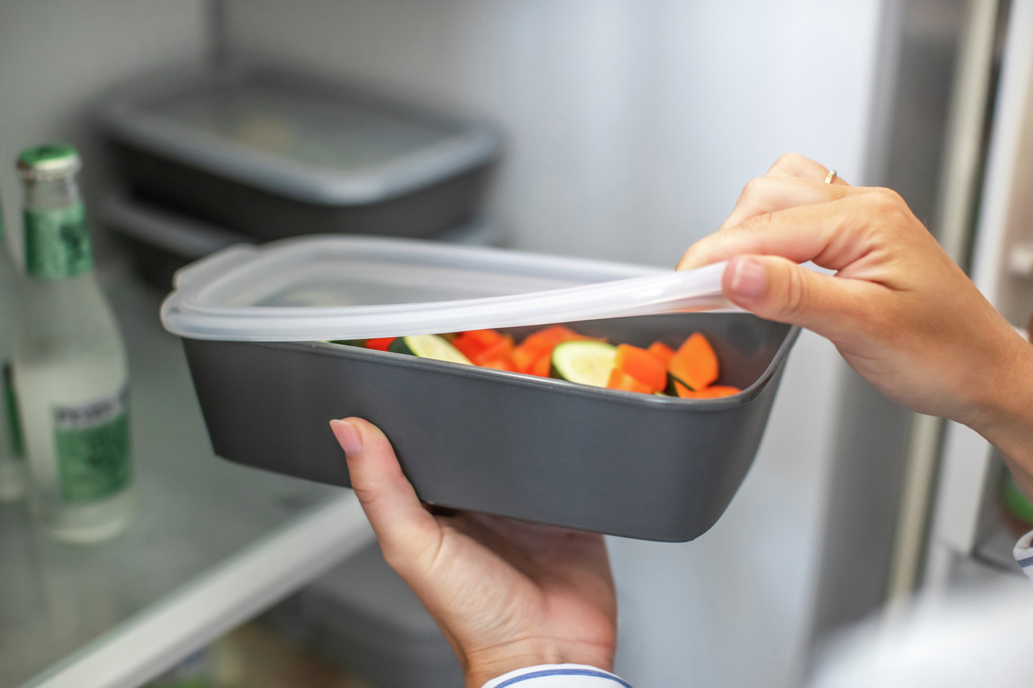koziol koziol »ideas for friends GmbH Reusable menu box Move Mehrweg-Menübox Move Reusable menu box Move; 1400 ml, 25.5x15.8x6.7 cm (LxWxH); grey; rectangular; 10 piece / pack Mehrweg-Menübox Move; 1400 ml, 25.5x15.8x6.7 cm (LxBxH); grau; rechteckig; 10 Stück / Pack Reusable box with lid made of bio-based plastic and wood fibers. The lid has an integrated slot for labels and seals to prevent leaks. Provides reliable temperature resistance between -20 °C and +100 °C. Stackable in compact form, recyclable, suitable for industrial dishwasher, microwaveable (simply turn lid), BPA-free, melamine-free. Wiederverwendbare Box mit Deckel besteht aus biozirkulären Kunststoff und Holzfasern. Der Deckel hat einen integrierten Schlitz für Etiketten und verschließt auslaufsicher. Die Temperaturbeständigkeit ist zwischen -20 °C und +100 °C zuverlässig gewährleistet. Kompakt stapelbar, recyclebar, Industriespülmaschinengeeignet, mikrowellengeeignet (Deckel einfach umdrehen), BPA frei, melaminfrei.