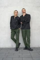 JOBELINE LUSINI Solutions GmbH Men's chef trousers Cargo Ripstop Herren Kochhose Cargo Ripstop Men's chef trousers Cargo Ripstop; Size 46; dark olive Herren Kochhose Cargo Ripstop; Kleidergröße 46; dunkeloliv 64% polyester, 34% cotton, 2% spandex. 230 g/m². 60°C wash. Sporty men's chef trousers made from a functional and slightly elastic ripstop fabric. With two large patch cargo pockets on the legs and a comfortable elasticated waistband at the back. Also with two buttoned back pockets, side slit pockets and belt loops on the waistband. Comfortable rise with a slightly tapered leg. Inside leg length: 80 cm for size 50. 64 % Polyester, 34 % Baumwolle, 2 % Elasthan. 230 g/m². 60°-Wäsche. Sportive Herrenkochhose aus einem funktionalen und leicht elastischen Ripstop-Gewebe. Mit zwei großen aufgesetzten Cargotaschen auf den Beinen und komfortablem Dehnbund im Rückenteil. Zudem mit zwei geknöpften Gesäßtaschen, seitlichen Einschubtaschen und Gürtelschlaufen am Bund. Bequeme Leibhöhe mit leicht schmal zulaufendem Bein. Innenbeinlänge: 80 cm in Gr. 50