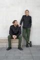JOBELINE LUSINI Solutions GmbH Men's chef trousers Cargo Ripstop Herren Kochhose Cargo Ripstop Men's chef trousers Cargo Ripstop; Size 46; dark olive Herren Kochhose Cargo Ripstop; Kleidergröße 46; dunkeloliv 64% polyester, 34% cotton, 2% spandex. 230 g/m². 60°C wash. Sporty men's chef trousers made from a functional and slightly elastic ripstop fabric. With two large patch cargo pockets on the legs and a comfortable elasticated waistband at the back. Also with two buttoned back pockets, side slit pockets and belt loops on the waistband. Comfortable rise with a slightly tapered leg. Inside leg length: 80 cm for size 50. 64 % Polyester, 34 % Baumwolle, 2 % Elasthan. 230 g/m². 60°-Wäsche. Sportive Herrenkochhose aus einem funktionalen und leicht elastischen Ripstop-Gewebe. Mit zwei großen aufgesetzten Cargotaschen auf den Beinen und komfortablem Dehnbund im Rückenteil. Zudem mit zwei geknöpften Gesäßtaschen, seitlichen Einschubtaschen und Gürtelschlaufen am Bund. Bequeme Leibhöhe mit leicht schmal zulaufendem Bein. Innenbeinlänge: 80 cm in Gr. 50