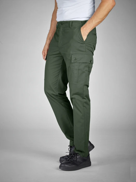 JOBELINE LUSINI Solutions GmbH Men's chef trousers Cargo Ripstop Herren Kochhose Cargo Ripstop Men's chef trousers Cargo Ripstop; Size 56; dark olive Herren Kochhose Cargo Ripstop; Kleidergröße 56; dunkeloliv 64% polyester, 34% cotton, 2% spandex. 230 g/m². 60°C wash. Sporty men's chef trousers made from a functional and slightly elastic ripstop fabric. With two large patch cargo pockets on the legs and a comfortable elasticated waistband at the back. Also with two buttoned back pockets, side slit pockets and belt loops on the waistband. Comfortable rise with a slightly tapered leg. Inside leg length: 80 cm for size 50. 64 % Polyester, 34 % Baumwolle, 2 % Elasthan. 230 g/m². 60°-Wäsche. Sportive Herrenkochhose aus einem funktionalen und leicht elastischen Ripstop-Gewebe. Mit zwei großen aufgesetzten Cargotaschen auf den Beinen und komfortablem Dehnbund im Rückenteil. Zudem mit zwei geknöpften Gesäßtaschen, seitlichen Einschubtaschen und Gürtelschlaufen am Bund. Bequeme Leibhöhe mit leicht schmal zulaufendem Bein. Innenbeinlänge: 80 cm in Gr. 50