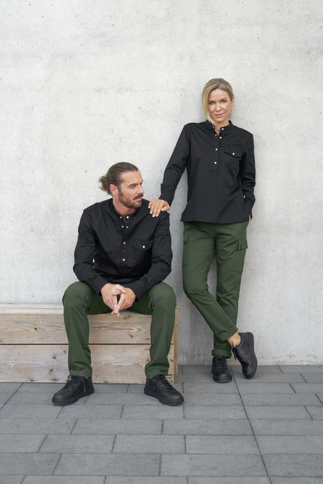 JOBELINE LUSINI Solutions GmbH Men's chef trousers Cargo Ripstop Herren Kochhose Cargo Ripstop Men's chef trousers Cargo Ripstop; Size 64; dark olive Herren Kochhose Cargo Ripstop; Kleidergröße 64; dunkeloliv 64% polyester, 34% cotton, 2% spandex. 230 g/m². 60°C wash. Sporty men's chef trousers made from a functional and slightly elastic ripstop fabric. With two large patch cargo pockets on the legs and a comfortable elasticated waistband at the back. Also with two buttoned back pockets, side slit pockets and belt loops on the waistband. Comfortable rise with a slightly tapered leg. Inside leg length: 80 cm for size 50. 64 % Polyester, 34 % Baumwolle, 2 % Elasthan. 230 g/m². 60°-Wäsche. Sportive Herrenkochhose aus einem funktionalen und leicht elastischen Ripstop-Gewebe. Mit zwei großen aufgesetzten Cargotaschen auf den Beinen und komfortablem Dehnbund im Rückenteil. Zudem mit zwei geknöpften Gesäßtaschen, seitlichen Einschubtaschen und Gürtelschlaufen am Bund. Bequeme Leibhöhe mit leicht schmal zulaufendem Bein. Innenbeinlänge: 80 cm in Gr. 50