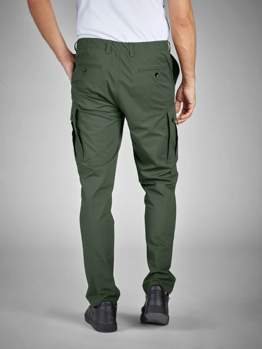 JOBELINE LUSINI Solutions GmbH Men's chef trousers Cargo Ripstop Herren Kochhose Cargo Ripstop Men's chef trousers Cargo Ripstop; Size 44; dark olive Herren Kochhose Cargo Ripstop; Kleidergröße 44; dunkeloliv 64% polyester, 34% cotton, 2% spandex. 230 g/m². 60°C wash. Sporty men's chef trousers made from a functional and slightly elastic ripstop fabric. With two large patch cargo pockets on the legs and a comfortable elasticated waistband at the back. Also with two buttoned back pockets, side slit pockets and belt loops on the waistband. Comfortable rise with a slightly tapered leg. Inside leg length: 80 cm for size 50. 64 % Polyester, 34 % Baumwolle, 2 % Elasthan. 230 g/m². 60°-Wäsche. Sportive Herrenkochhose aus einem funktionalen und leicht elastischen Ripstop-Gewebe. Mit zwei großen aufgesetzten Cargotaschen auf den Beinen und komfortablem Dehnbund im Rückenteil. Zudem mit zwei geknöpften Gesäßtaschen, seitlichen Einschubtaschen und Gürtelschlaufen am Bund. Bequeme Leibhöhe mit leicht schmal zulaufendem Bein. Innenbeinlänge: 80 cm in Gr. 50