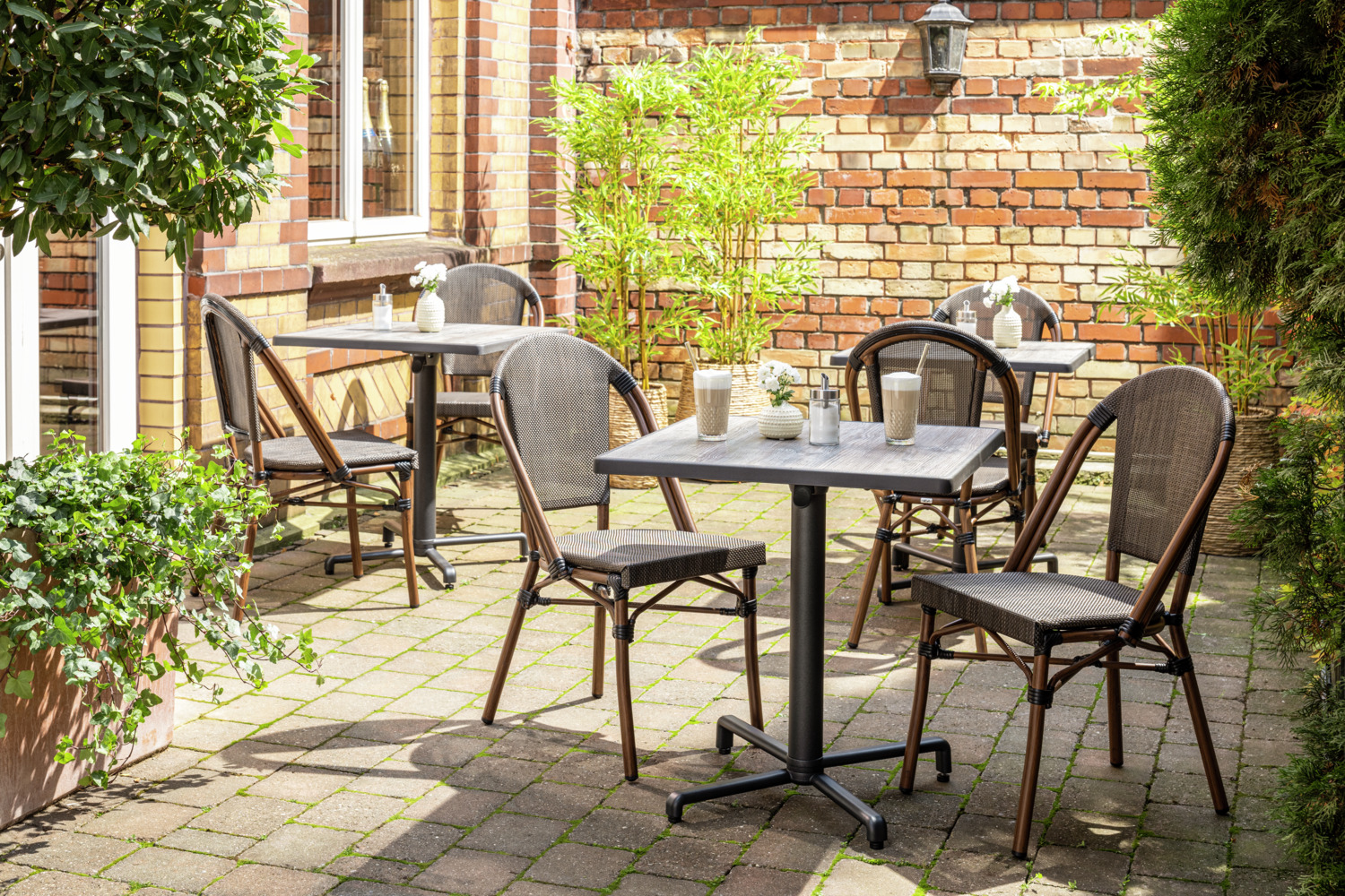 Set de 2 scaune bistro exterioare VEGA Rimalia, aluminiu vopsit electrostatic si wicker plastic impletit, stivuibile, rezistente la intemperii, 46x53x87.5 cm