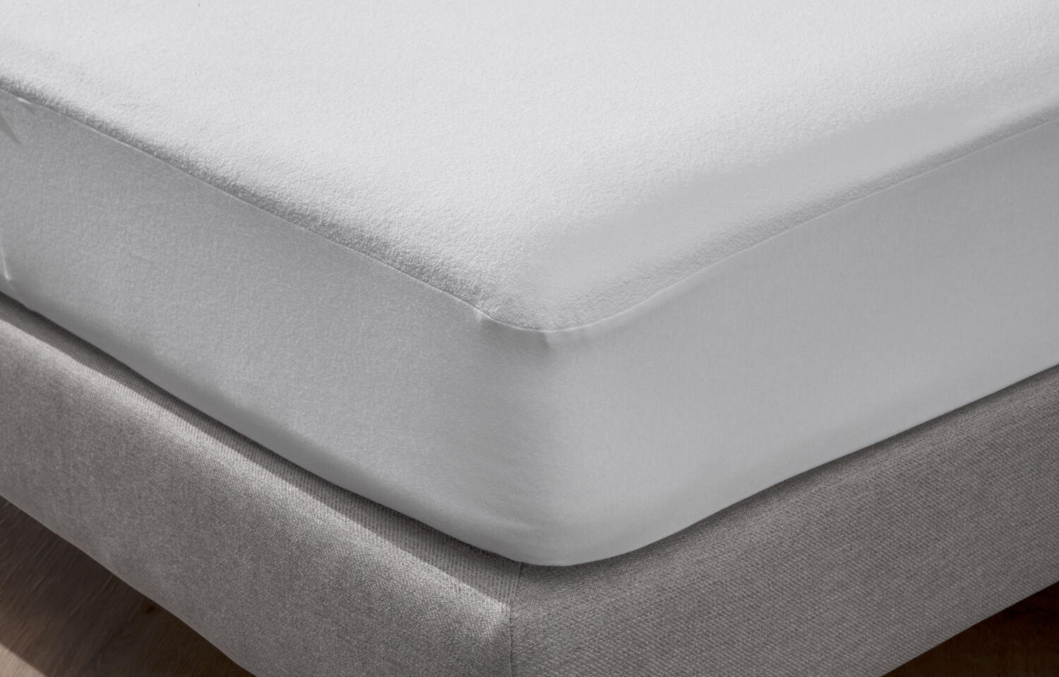 ERWIN M. LUSINI Solutions GmbH Fitted cover Celine Spannbezug Celine Fitted cover Celine; 140x190 cm (WxL); white Spannbezug Celine; 140x190 cm (BxL); weiß Waterproof and moisture-absorbing Breathable Available in two versions: with corner elastic and as a fitted cover with all-round elastic Certified according to Oeko-Tex Standard 100 Matratzenschutz aus Baumwolle Eingearbeitete Folie Antibakteriell, antiallergisch und atmungsaktiv dank Bio-Pruf® Für Matratzen bis 23 cm Spannauflage konfektioniert wie ein Spannbetttuch - kein Verrutschen