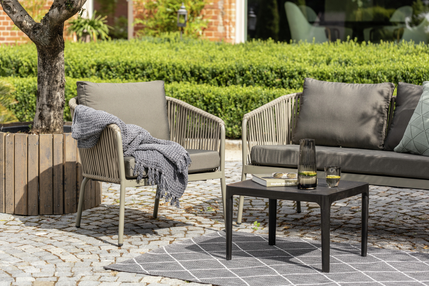 VEGA LUSINI Esperia Outdoor Lounge Chair, Olive, Powder-Coated Aluminum Frame, 15mm Rope Wicker, Olefin Fabric Cushions, Stackable, 80x75x79 cm