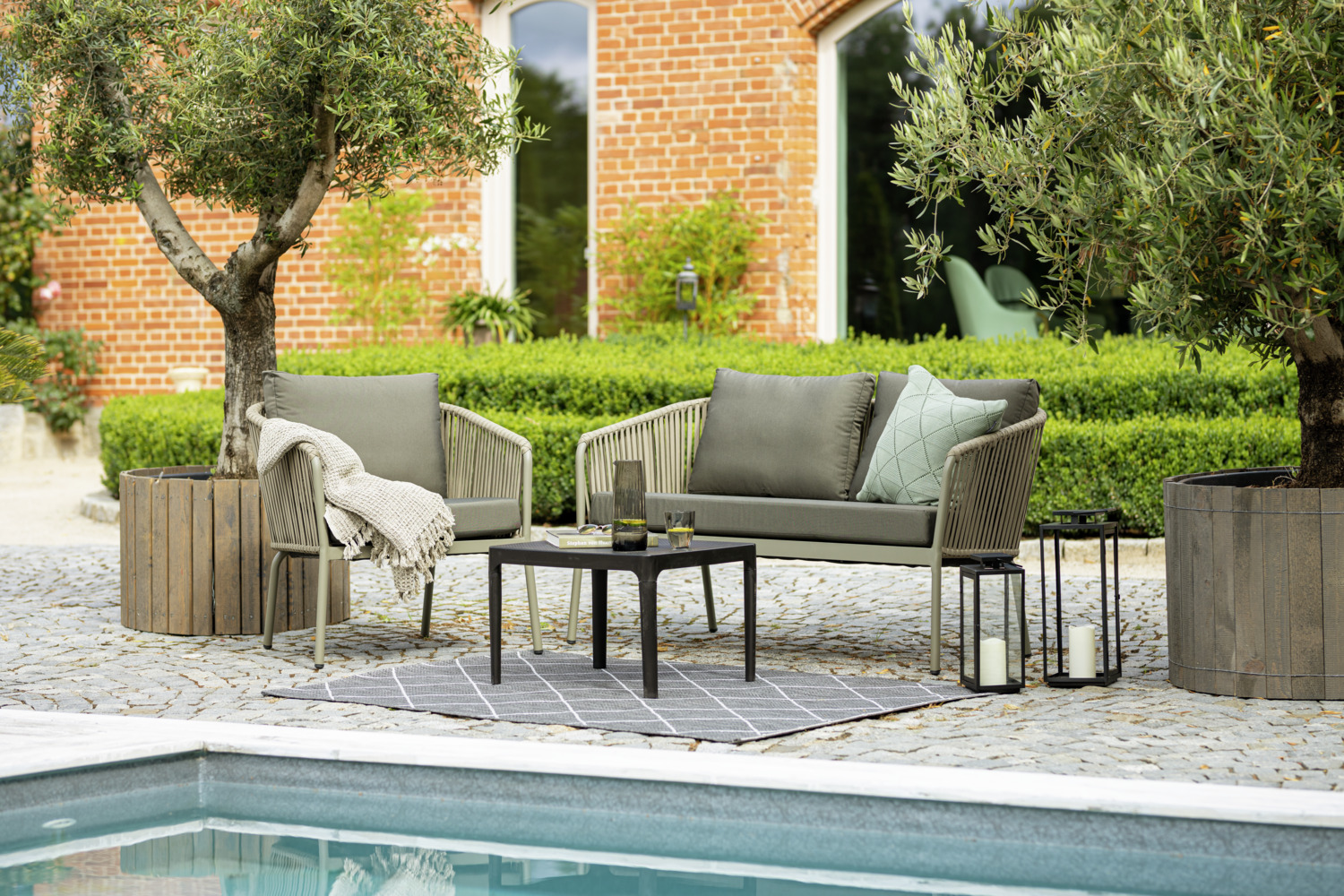 VEGA LUSINI Esperia Outdoor Lounge Chair, Olive, Powder-Coated Aluminum Frame, 15mm Rope Wicker, Olefin Fabric Cushions, Stackable, 80x75x79 cm