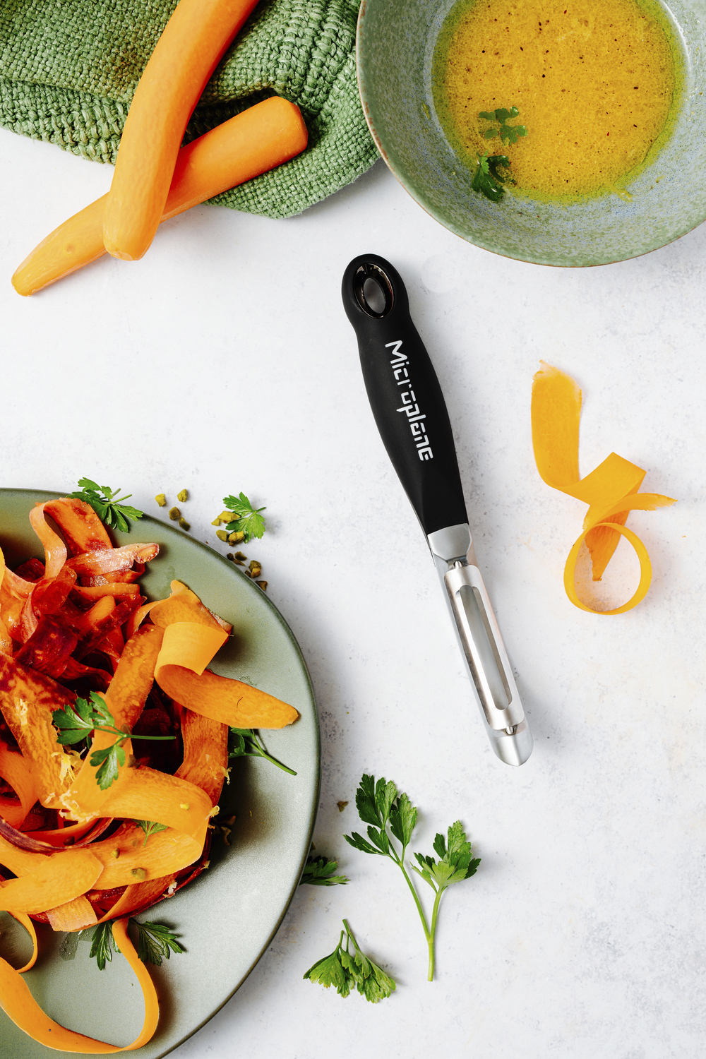 Microplane Professional Universal Peeler, Double-Sided Swivel Razor-Sharp 18/10 Stainless Steel Blade, Ergonomic Soft-Touch Rubber Handle, Black, 18.5 cm