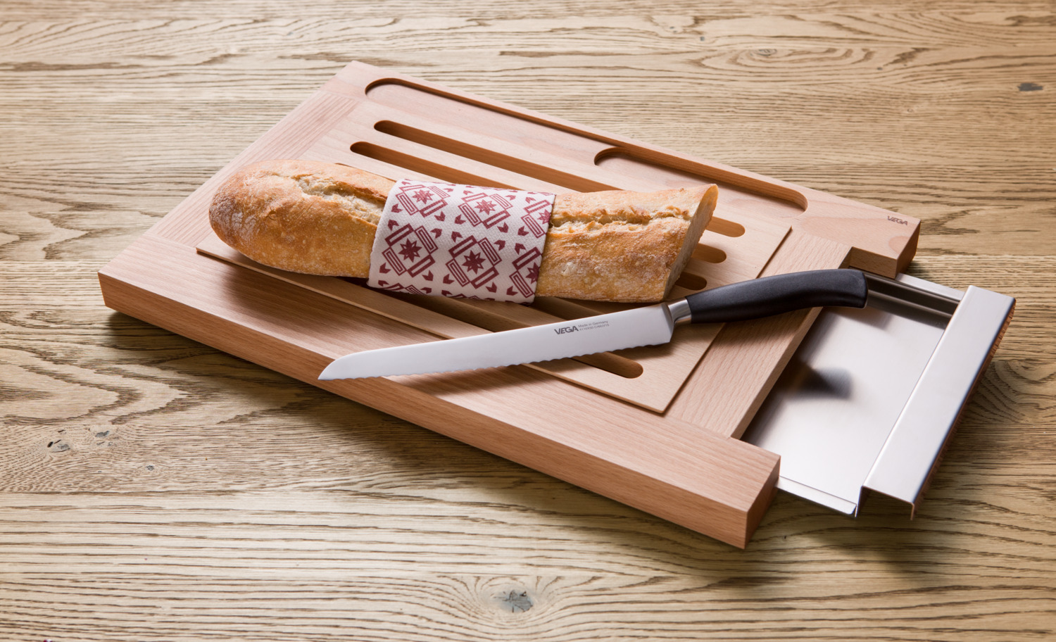 VEGA Biloxi Bread Chopping Board, Oiled Oak Wood, 46x30x3 cm, with Magnetic Stainless Steel Crumb Tray and Non-Slip Rubber Feet, Brown