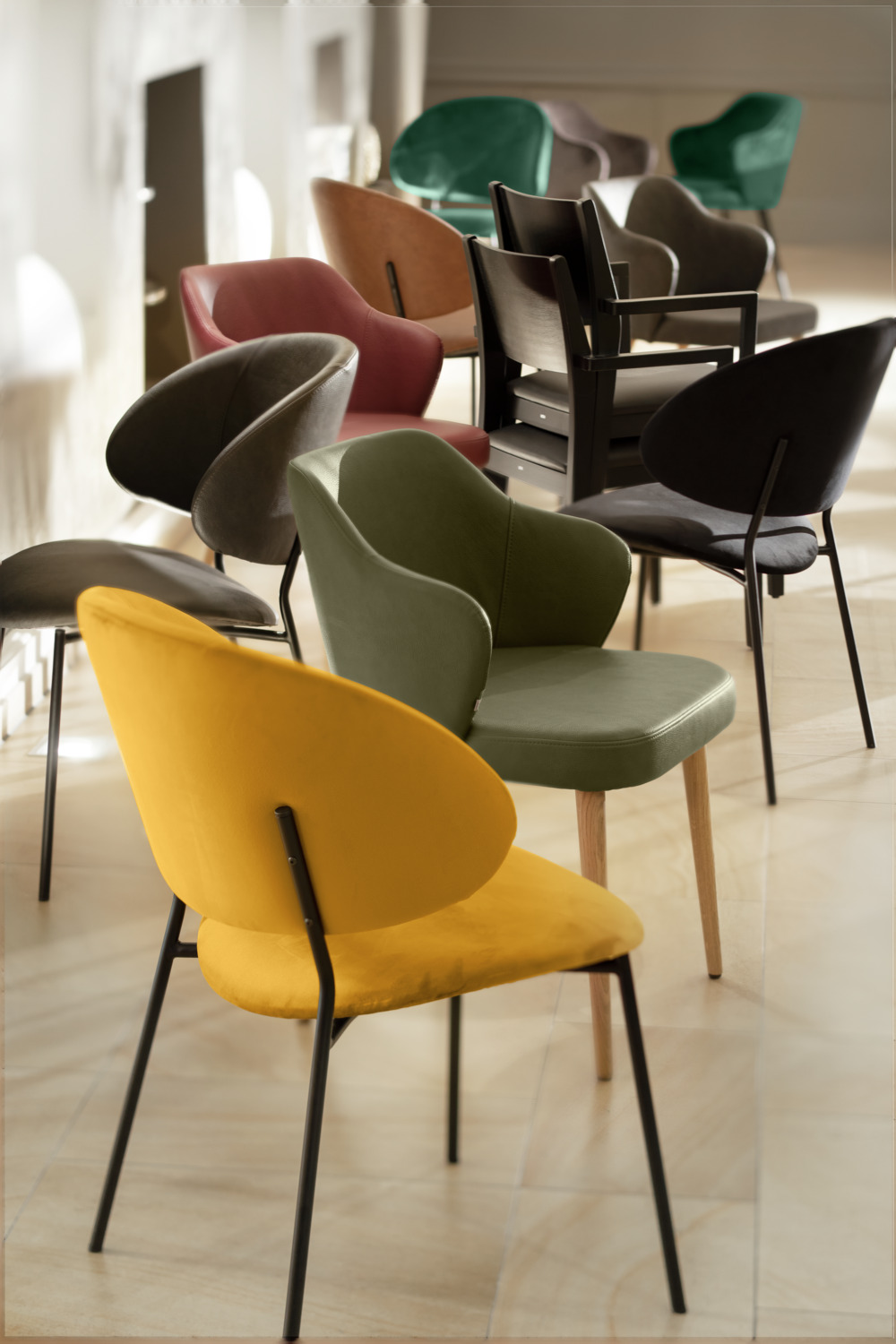 Scaun Tapitat VEGA Lindo, Piele Ecologica Maro, Cadru Otel Vopsit in Praf, 55x65x85 cm, Design Industrial Ergonomic Ignifug