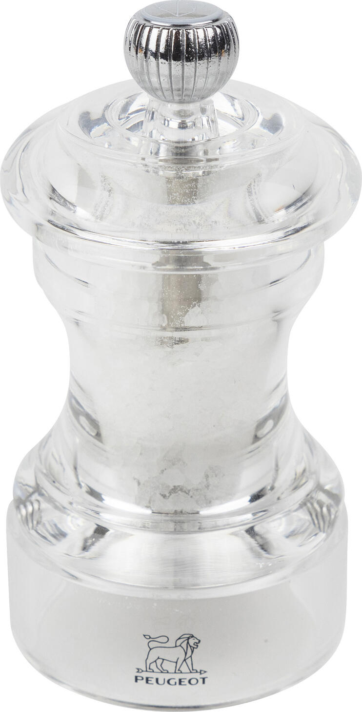 Peugeot Peugeot Saveurs SNC Salt mill Bistro acrylic Salzmühle Bistro Acryl Salt mill Bistro acrylic; 10 cm (H); transparent; 6 piece / pack Salzmühle Bistro Acryl; 10 cm (H); transparent; 6 Stück / Pack Peugeot BISTRO model is based on the original design of the first Peugeot mill from 1874, iconic and timeless in design. This model is now also available in insensitive acrylic. The new material offers a contemporary look to the Bistro series and its transparency lets you see at a glance whether it is a pepper mill or a salt mill. The size of 10 cm makes the mill ideal for use on the table setting and offers perfect ergonomics. Das Modell BISTRO von Peugeot basiert auf dem Originaldesign der ersten Peugeot-Mühle aus dem Jahr 1874, ikonisch und zeitlos im Design. Dieses Modell ist nun auch in unempfindlichem Acryl erhältlich. Das neue Material bietet einen zeitgenössischen Blick auf die Bistro-Serie und ihre Transparenz lässt auf einen Blick erkennen, ob es sich um eine Pfeffer- oder um eine Salzmühle handelt. Die Größe von 10 cm macht die Mühle ideal für den Gebrauch auf dem gedeckten Tisch und bietet perfekte Ergonomie.