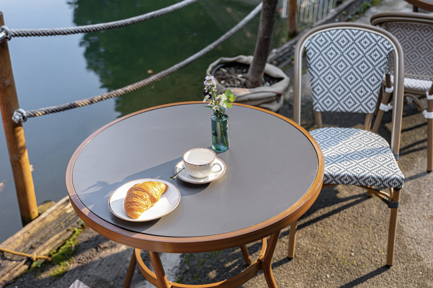 Set de 2 scaune bistro exterioare VEGA Ostera, albastru-gri/alb, cadru din aluminiu vopsit electrostatic, material sintetic rezistent la intemperii, stivuibile, 47x60x88 cm