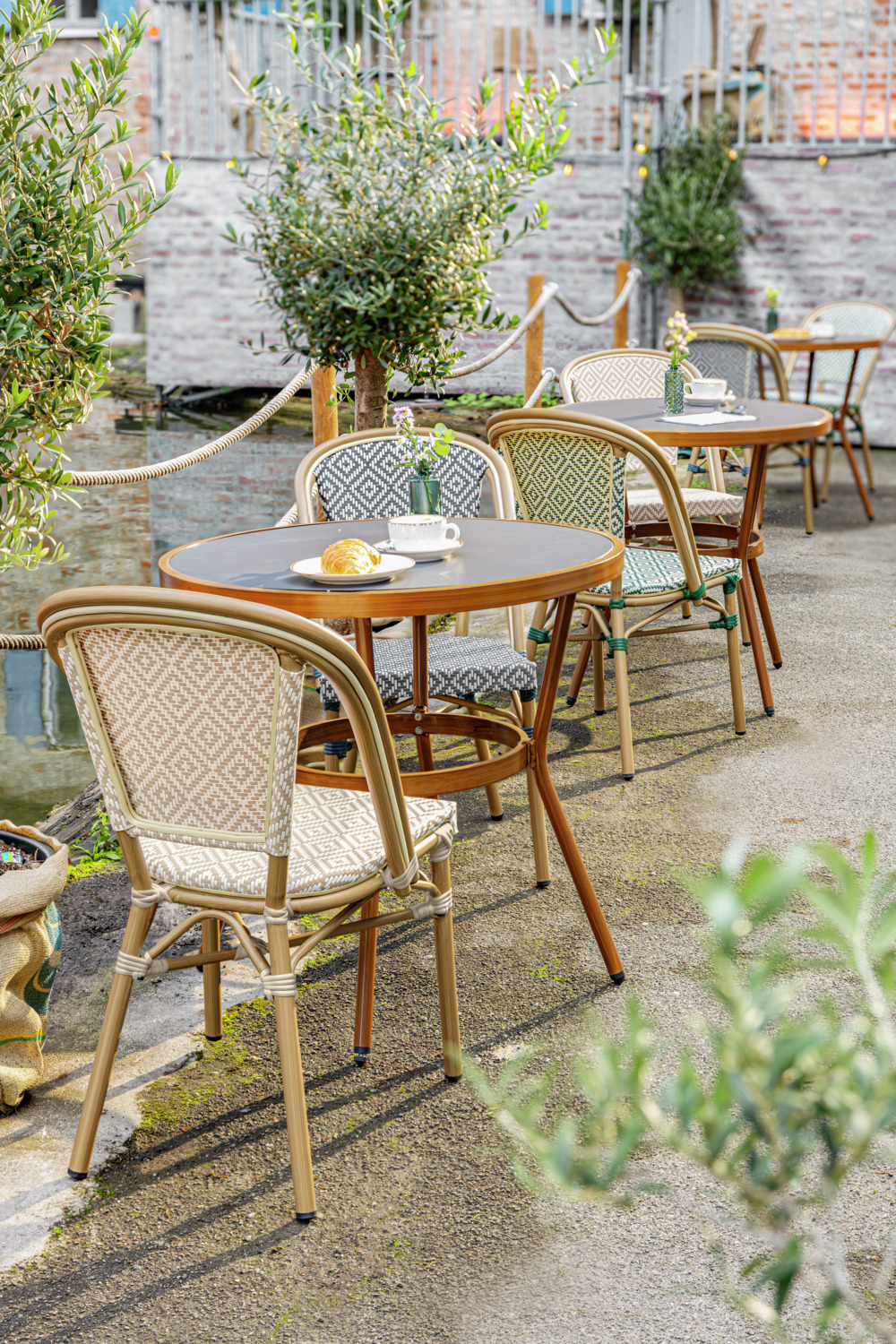 Set de 2 scaune bistro exterioare VEGA Ostera, albastru-gri/alb, cadru din aluminiu vopsit electrostatic, material sintetic rezistent la intemperii, stivuibile, 47x60x88 cm