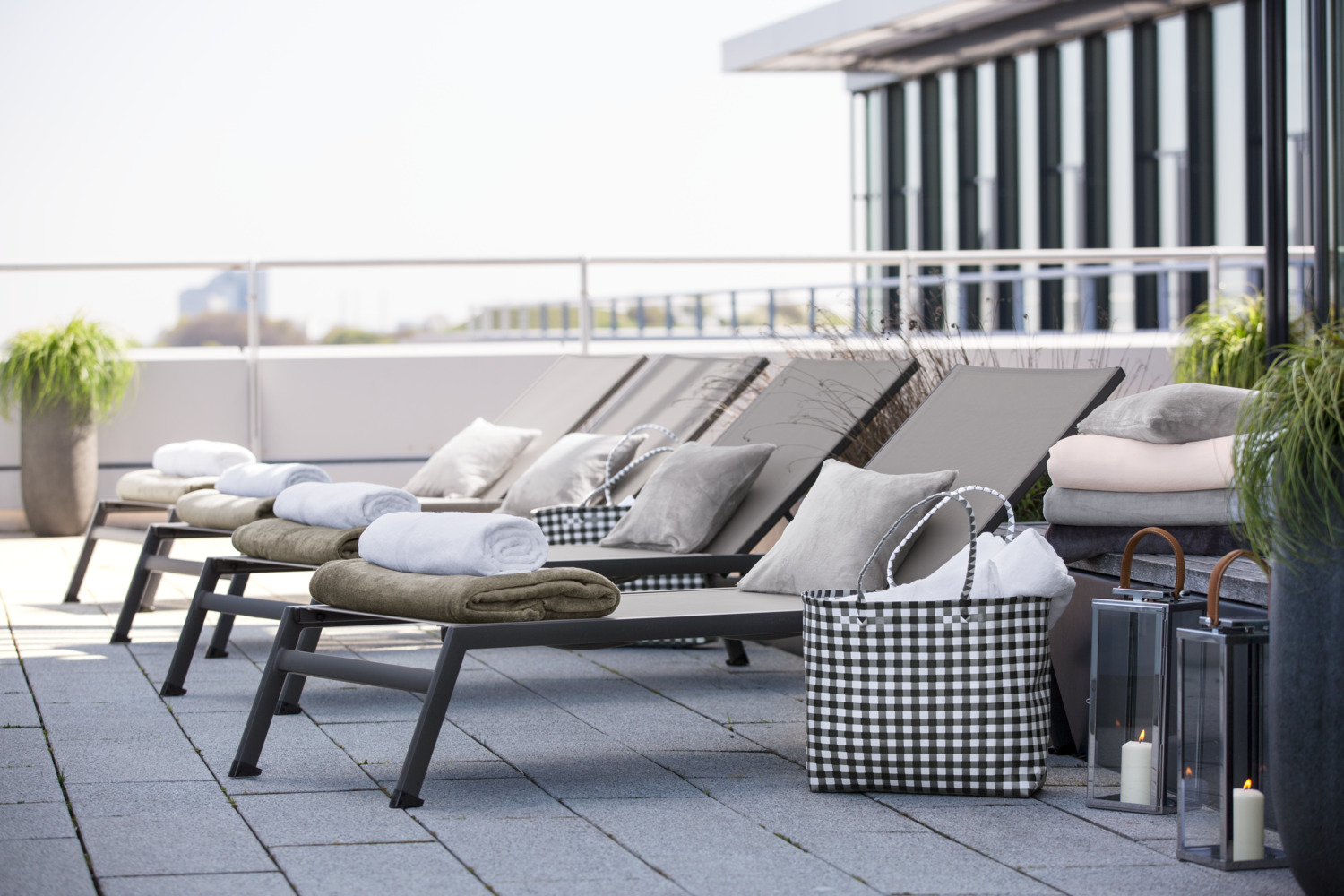 Șezlong VEGA LUSINI Tailor, Taupe, Cadru Aluminiu Vopsit în Praf, Material Ferrari Batyline, Spatar Reglabil in 4 Pozitii, 208x59x34 cm, Rezistent la Intemperii