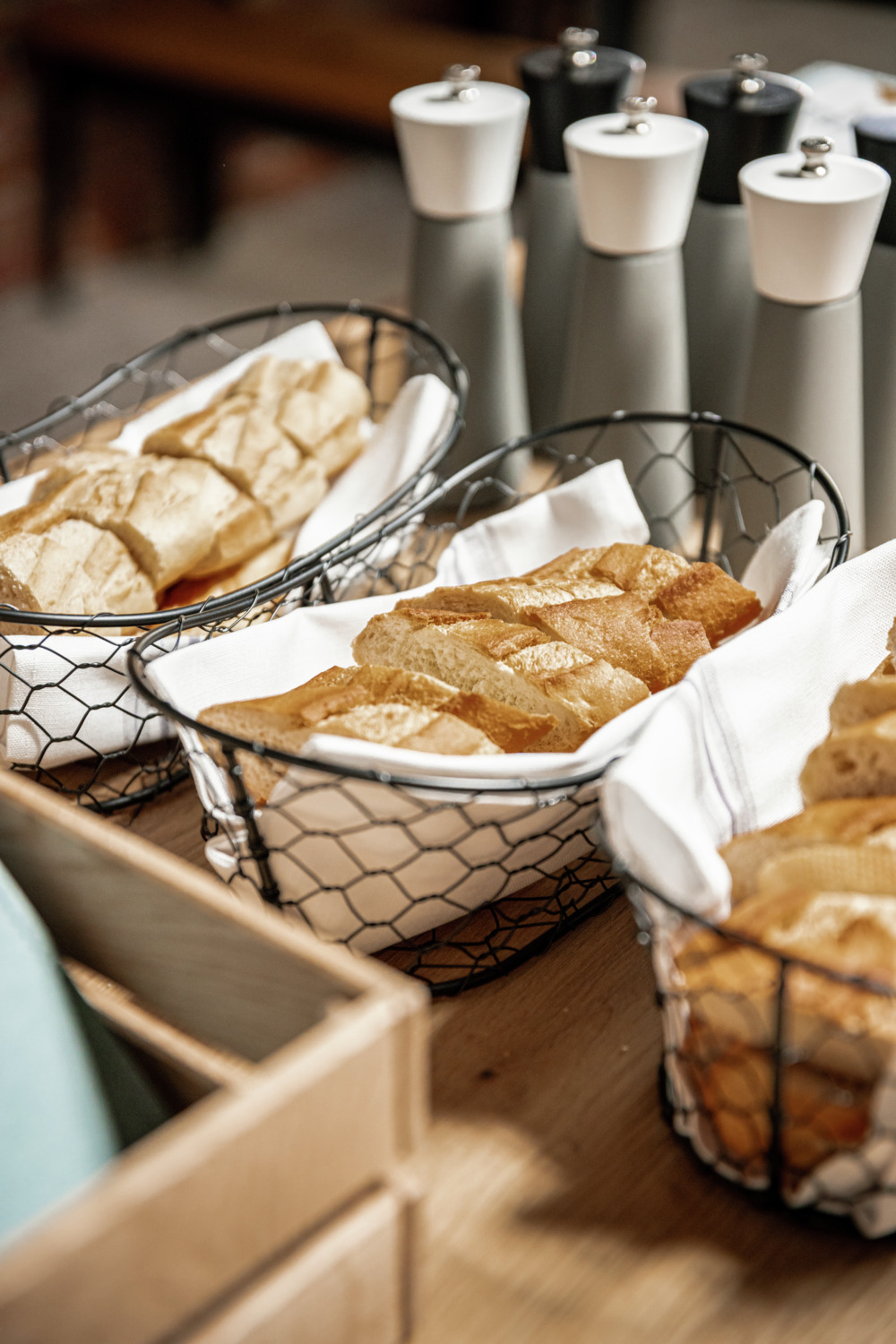 VEGA Berena Oval Bread and Table Basket, Black Metal, Stackable, Food-Safe, 26.5 x 15.5 x 10 cm