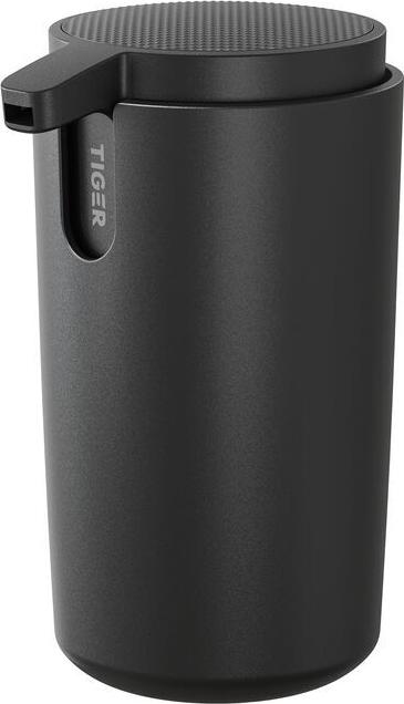 TIGER Coram B.V. Carv soap dispenser, free-standing Carv Seifenspender freistehend Carv soap dispenser, free-standing; 9.1x13.1x9.1 cm (LxHxD); black Carv Seifenspender freistehend; 9.1x13.1x9.1 cm (LxHxT); schwarz Carv is the embodiment of the word tactility. We had to look it up first. The trend is towards tactile materials, and Carv fits this trend perfectly. See the organic shapes and ribbed surface? This pump is ergonomic to use and easy to dispense. A clever idea from Tiger. Material: ABS (high quality plastic) Carv ist die Verkörperung des Wortes Taktilität. Wir mussten das auch erst einmal nachschlagen. Der Trend geht zu taktilen Materialien, und Carv entspricht diesem Trend perfekt. Sehen Sie die organischen Formen und die gerippte Oberfläche? Diese Pumpe ist ergonomisch in der Anwendung und leicht zu dosieren. Eine clevere Idee von Tiger. Material: ABS (Kunststoff, hochwertig)