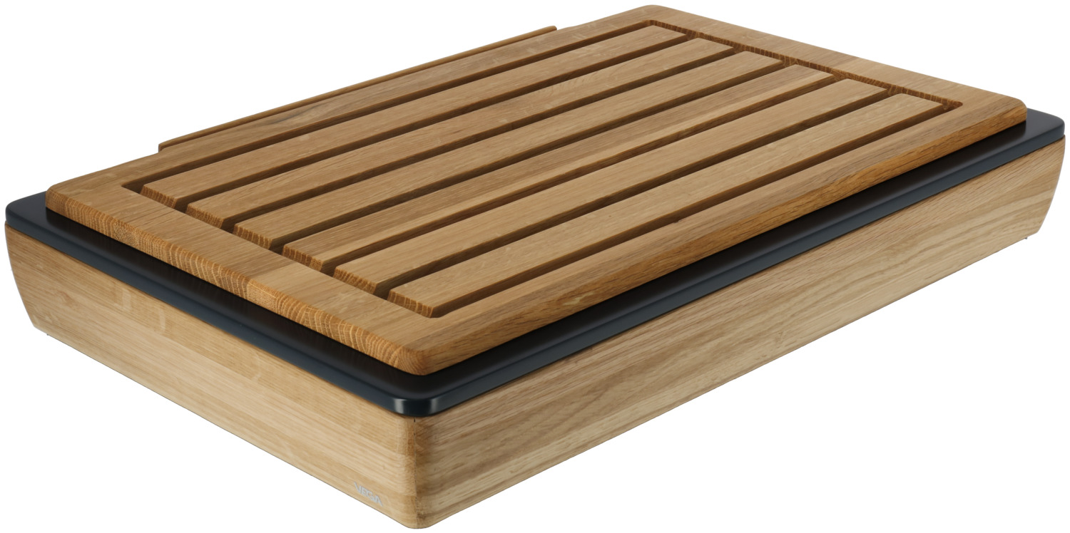VEGA LUSINI Solutions GmbH Bread-slicing station Montana oak GN 1/1 Brotschneidestation Montana GN 1/1 Bread-slicing station Montana oak GN 1/1; GN 1/1, 57x36.5x11 cm (LxWxH); oak/transparent; rectangular Brotschneidestation Montana GN 1/1; GN 1/1, 57x36.5x11 cm (LxBxH); eiche/transparent; rechteckig The set consists of the buffet box flat 1/1 made of solid oak wood with anthracite-colored MDF panel, a base container made of high-quality plastic with a heat resistance up to 70 °C and the matching bread cutting board in solid oak. The wooden parts can be wiped clean with a damp cloth, not suitable for dishwashers. Brotschneidestation besteht aus der Grundbox flach 1/1 aus massivem Eichenholz mit MDF Blende, einer Basisschale aus hochwertigem Kunststoff mit einer Hitzebeständigkeit bis 70 °C und dem passenden Brotschneidebrett in Eiche massiv. Die Holzteile sind feucht abwischbar, nicht spülmaschinengeeignet.