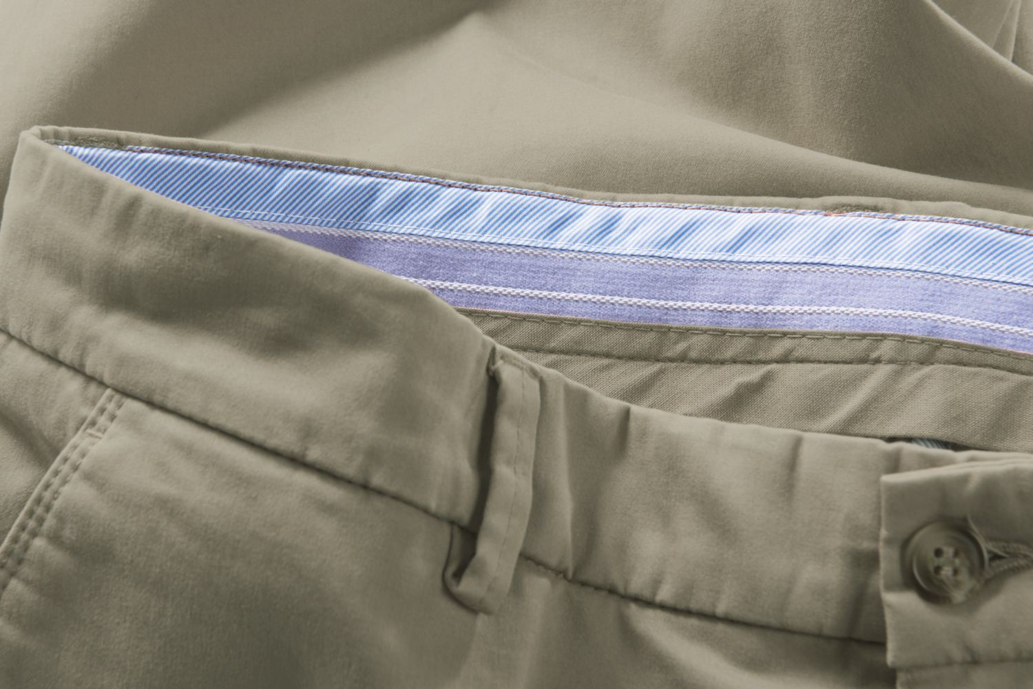 JOBELINE LUSINI Solutions GmbH Women's trousers Chino Damen Hose Chino Women's trousers Chino; Size 38; khaki Damen Hose Chino; Kleidergröße 38; khaki 97 % cotton, 3 % spandex. 30 °C gentle wash. Casual women's trousers in chino style made of elastic, soft material. In the back with buttoned welt pockets, on the side with slide-in pockets and on the right with integrated pen pocket. At the waistband are belt loops, the elastic band inside prevents the blouse from slipping out. Comfortable cut with narrow, straight leg. Inside leg length: 78 cm for size 36. 97 % Baumwolle, 3 % Elasthan. 30°-Schonwäsche. Lässige Damenhose im Chino-Stil aus elastischem, weichem Material. Mit seitlichen Einschubtaschen inklusive rechts integrierter Stifttasche. Zwei geknöpfte Paspeltaschen am Gesäß. Am Bund befinden sich Gürtelschlaufen. Das innenliegende Gummiband verhindert das Herausrutschen der Bluse. Bequemer Schnitt mit schmalem, geradem Bein. Innenbeinlänge: 78 cm in Gr 36