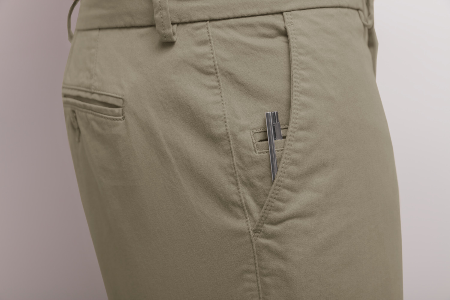 JOBELINE LUSINI Solutions GmbH Women's trousers Chino Damen Hose Chino Women's trousers Chino; Size 38; khaki Damen Hose Chino; Kleidergröße 38; khaki 97 % cotton, 3 % spandex. 30 °C gentle wash. Casual women's trousers in chino style made of elastic, soft material. In the back with buttoned welt pockets, on the side with slide-in pockets and on the right with integrated pen pocket. At the waistband are belt loops, the elastic band inside prevents the blouse from slipping out. Comfortable cut with narrow, straight leg. Inside leg length: 78 cm for size 36. 97 % Baumwolle, 3 % Elasthan. 30°-Schonwäsche. Lässige Damenhose im Chino-Stil aus elastischem, weichem Material. Mit seitlichen Einschubtaschen inklusive rechts integrierter Stifttasche. Zwei geknöpfte Paspeltaschen am Gesäß. Am Bund befinden sich Gürtelschlaufen. Das innenliegende Gummiband verhindert das Herausrutschen der Bluse. Bequemer Schnitt mit schmalem, geradem Bein. Innenbeinlänge: 78 cm in Gr 36