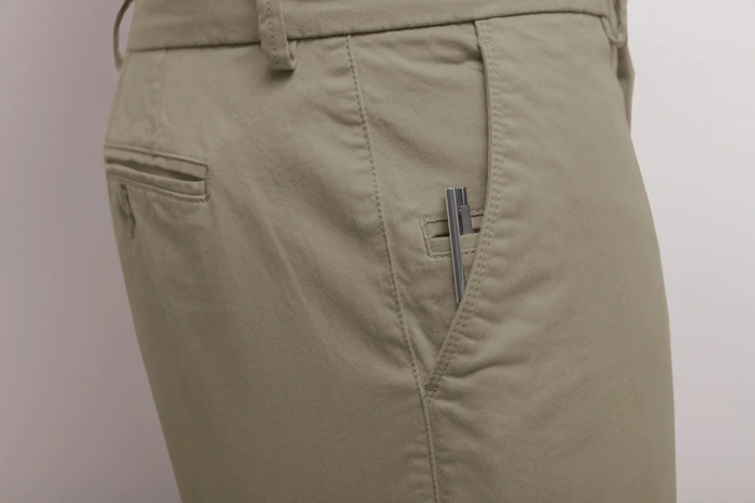 JOBELINE LUSINI Solutions GmbH Women's trousers Chino Damen Hose Chino Women's trousers Chino; Size 38; khaki Damen Hose Chino; Kleidergröße 38; khaki 97 % cotton, 3 % spandex. 30 °C gentle wash. Casual women's trousers in chino style made of elastic, soft material. In the back with buttoned welt pockets, on the side with slide-in pockets and on the right with integrated pen pocket. At the waistband are belt loops, the elastic band inside prevents the blouse from slipping out. Comfortable cut with narrow, straight leg. Inside leg length: 78 cm for size 36. 97 % Baumwolle, 3 % Elasthan. 30°-Schonwäsche. Lässige Damenhose im Chino-Stil aus elastischem, weichem Material. Mit seitlichen Einschubtaschen inklusive rechts integrierter Stifttasche. Zwei geknöpfte Paspeltaschen am Gesäß. Am Bund befinden sich Gürtelschlaufen. Das innenliegende Gummiband verhindert das Herausrutschen der Bluse. Bequemer Schnitt mit schmalem, geradem Bein. Innenbeinlänge: 78 cm in Gr 36