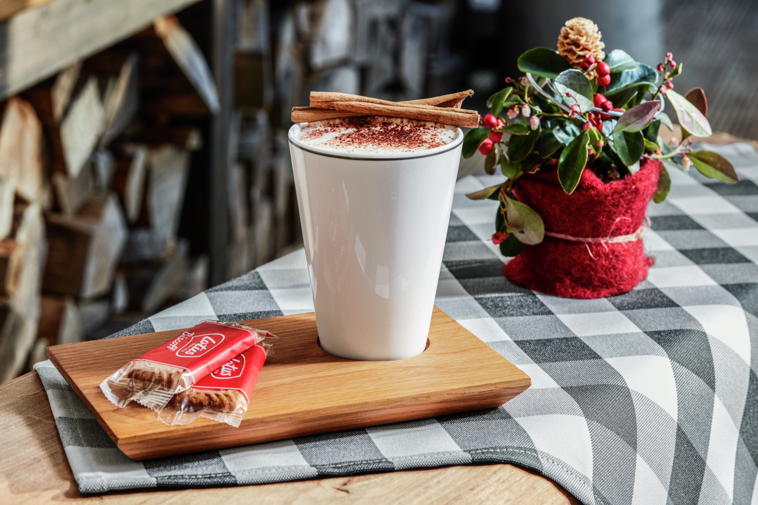 Set de 6 cești de cafea Vega Bellino, 280ml din porțelan alb cu margine neagră, pictate manual, sigure pentru cuptorul cu microunde și mașina de spălat vase