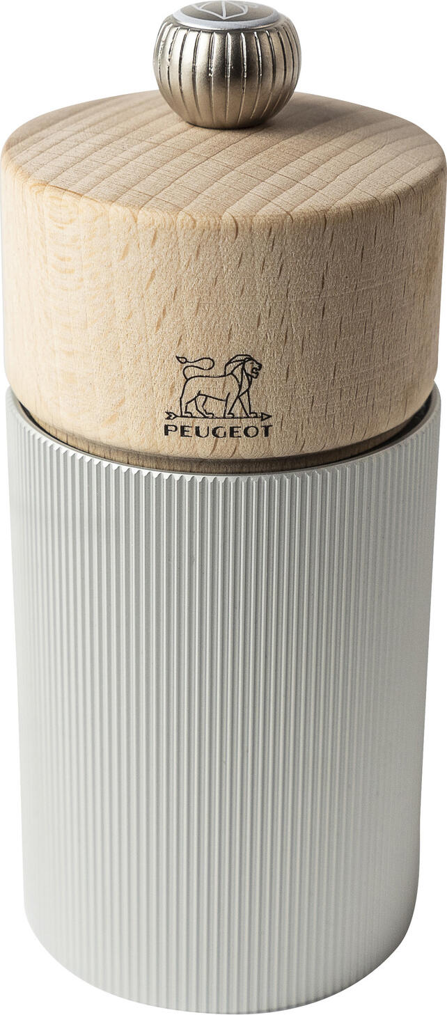 Peugeot Peugeot Saveurs SNC Salt mill Line Salzmühle Line Salt mill Line; 12 cm (H); silver/natural; 6 piece / pack Salzmühle Line; 12 cm (H); silber/natur; 6 Stück / Pack The fluted body of the mill type "Line" with its top made of natural wood, plays with the light and literally draws the eye. The salt mill fits perfectly in the hand and allows easy and efficient adjustment of the grind thanks to the knob on the mill head. It is designed for table use and forms a harmonious duo with the matching "Line" pepper mill. Height 12 cm, optimal for tabletop use, made in France with PEFC™ wood from French forests; 25-year warranty on the grinder, 5-year warranty on the mill components. For grinding dry salt (rock salt) up to a size of 4 mm. Grinding degree adjustment knob: the more it is tightened, the finer the salt (and vice versa). Ready to use: salt crystals are included. Not suitable for moist (or dried) sea salt. Der geriffelte Körper des Mühlentyps "Line" mit seinem Oberteil aus natürlichem Holz, spielt mit dem Licht und zieht die Blicke förmlich auf sich. Die Salzmühle liegt perfekt in der Hand und erlaubt dank des Drehknopfs am Mühlenkopf eine einfache und effiziente Einstellung des Mahlgrads. Sie ist für den Tischgebrauch konzipiert und bildet ein harmonisches Duo mit der passenden "Line" Pfeffermühle. Höhe 12 cm, optimal für den Einsatz auf dem Tisch, hergestellt in Frankreich mit PEFC™-Holz aus französischen Wäldern; 25 Jahre Garantie auf das Mahlwerk, 5 Jahre Garantie auf die Mühlenkomponenten. Zum Mahlen von Trockensalz (Steinsalz) bis zu einer Größe von 4 mm. Einstellknopf für den Mahlgrad: Je stärker er angezogen wird, desto feiner das Salz (und umgekehrt). Gebrauchsfertig: Salzkristalle liegen bei. Nicht für feuchtes (oder getrocknetes) Meersalz geeignet.