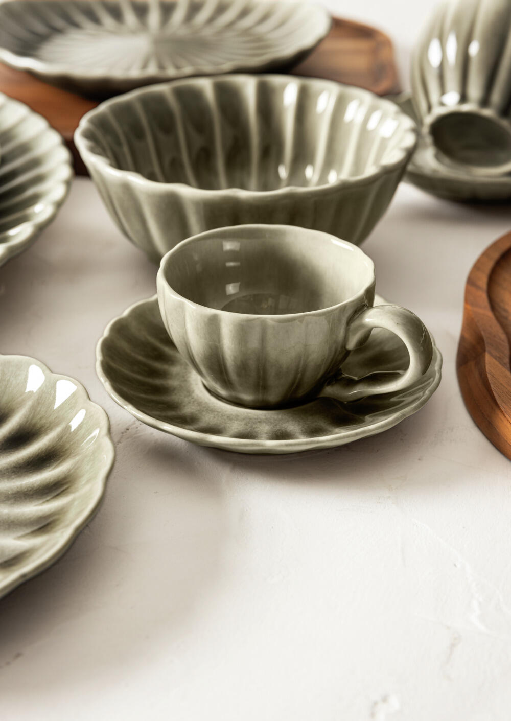 Farfurii pentru espresso Vega Flora, Set de 6 piese, Porțelan gri, Design rotund floral, 12.5x2.1 cm, Compatibile cu mașina de spălat vase și cuptorul cu microunde