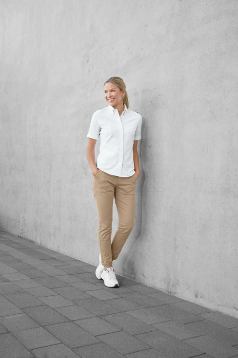 JOBELINE LUSINI Solutions GmbH Women's trousers Chino Damen Hose Chino Women's trousers Chino; Size 46; beige Damen Hose Chino; Kleidergröße 46; beige 97 % cotton, 3 % spandex. 30 °C gentle wash. Casual women's trousers in chino style made of elastic, soft material. In the back with buttoned welt pockets, on the side with slide-in pockets and on the right with integrated pen pocket. At the waistband are belt loops, the elastic band inside prevents the blouse from slipping out. Comfortable cut with narrow, straight leg. Inside leg length: 78 cm for size 36. 97 % Baumwolle, 3 % Elasthan. 30°-Schonwäsche. Lässige Damenhose im Chino-Stil aus elastischem, weichem Material. Mit seitlichen Einschubtaschen inklusive rechts integrierter Stifttasche. Zwei geknöpfte Paspeltaschen am Gesäß. Am Bund befinden sich Gürtelschlaufen. Das innenliegende Gummiband verhindert das Herausrutschen der Bluse. Bequemer Schnitt mit schmalem, geradem Bein. Innenbeinlänge: 78 cm in Gr 36