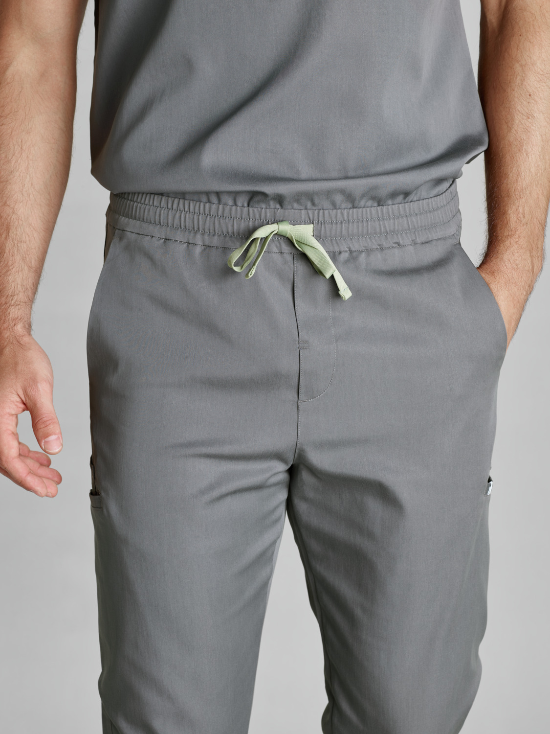 JOBELINE LUSINI Solutions GmbH Men's trousers Pesaro Herrenhose Pesaro Men's trousers Pesaro; Size M; grey Herrenhose Pesaro; Kleidergröße M; grau 69 % Lyocell (Tencel™), 31 % PES. 205 g/m². 60 °C wash. Modern men's trousers made of skin-friendly and breathable Tencel™ polyester fabric. Slightly cooling on the skin and particularly comfortable to wear thanks to stretch content. With fully elastic waistband and ties to tie. Pants with 2 side pockets, 2 inside cargo pockets on the leg including a built-in cell phone pocket. 2 back pockets with zipper. Casual cut with trouser leg tapering to the bottom. Inside leg length: 75 cm for size M. 69 % Lyocell (Tencel™), 31 % PES. 205 g/m². 60°-Wäsche. Moderne Herrenhose aus hautfreundlichem und atmungsaktiven Tencel-Polyester-Gewebe. Leicht kühlend auf der Haut und besonders angenehm zu tragen dank Stretchanteil. Mit vollelastischem Hosenbund und Bändern zum Binden. Hose mit 2 seitlichen Eingriffstaschen, 2 innen liegenden Cargotaschen auf dem Bein inkl. einer eingearbeiteten Handytasche. 2 Gesäßtaschen mit Reißverschluss. Legerer Schnitt mit nach unten zulaufendem Hosenbein. Innenbeinlänge: 75 cm in Gr. M